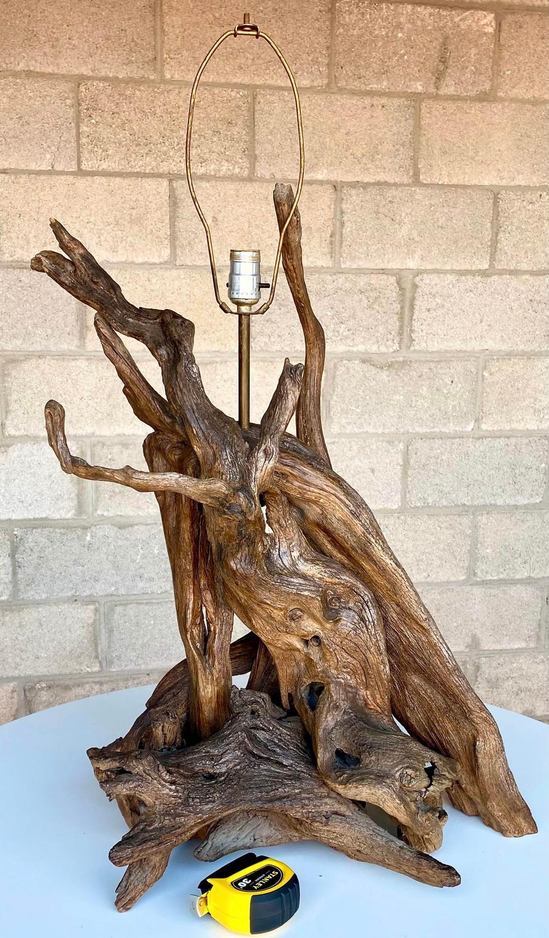 Organique Monumentale lampe de bureau boho vintage en bois flotté en vente