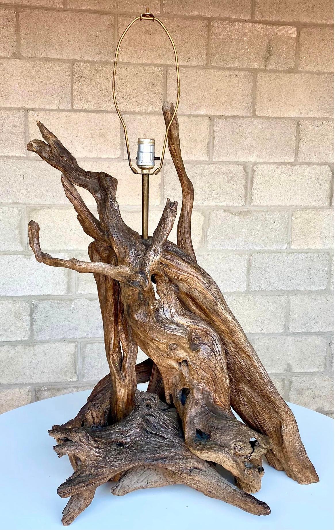 Américain Monumentale lampe de bureau boho vintage en bois flotté en vente