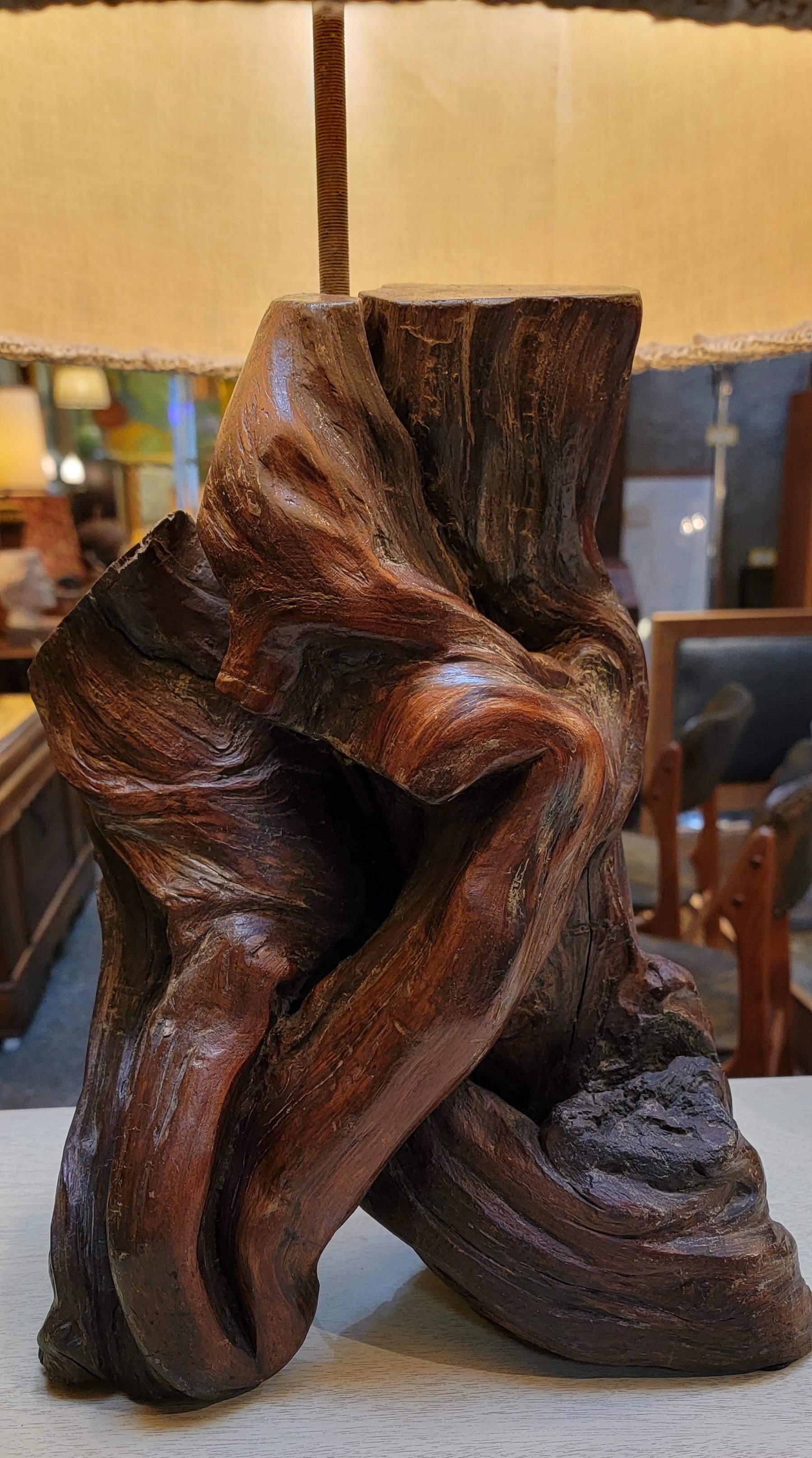 Organic Modern tree root, driftwood table lamp with vintage lampshade. S'accorde bien avec les meubles à bord vif ou la plupart des intérieurs à thème organique. La base en bois mesure 15.25 