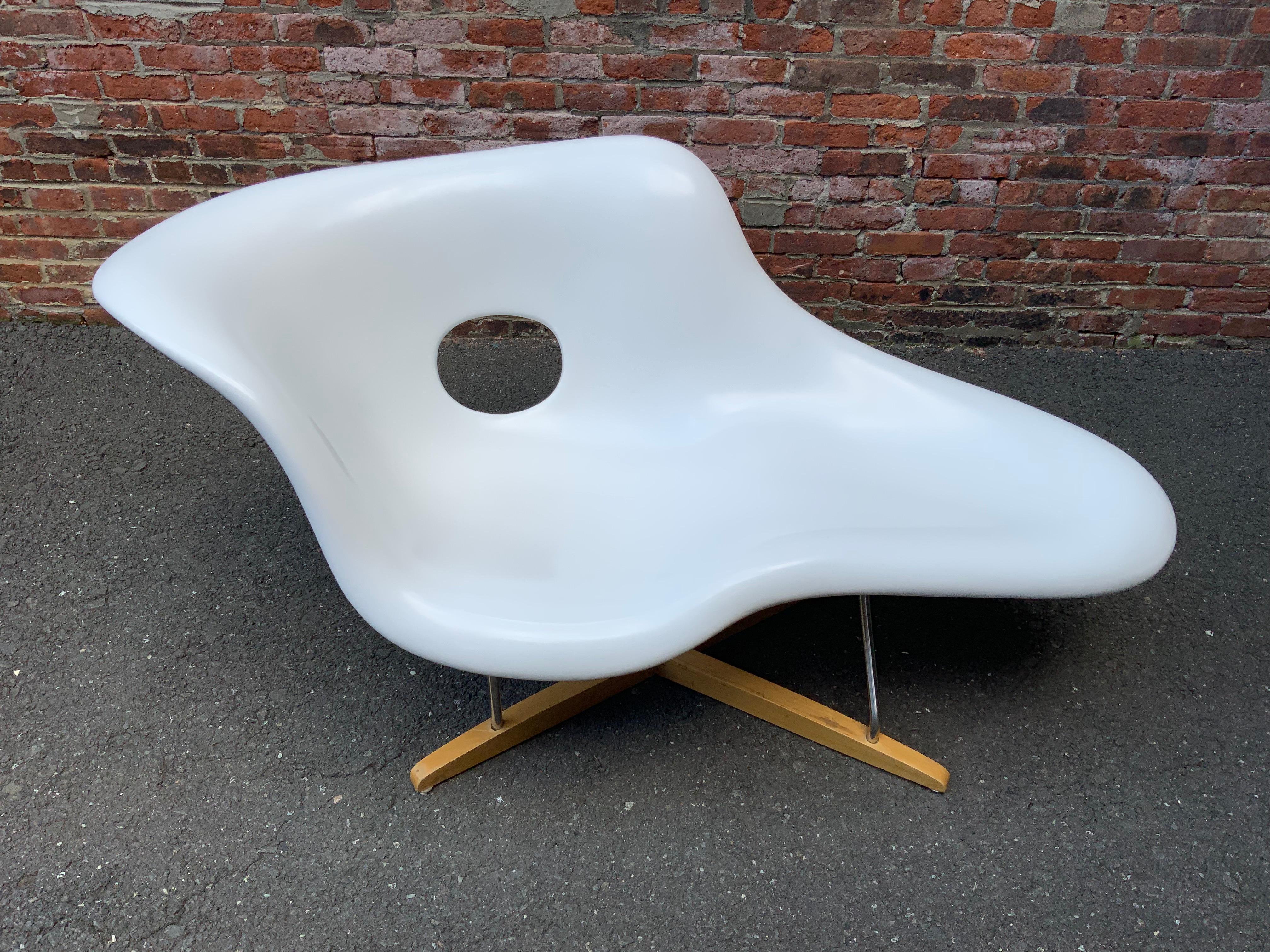 Organic Modern Eames La Chaise In Good Condition In Garnerville, NY