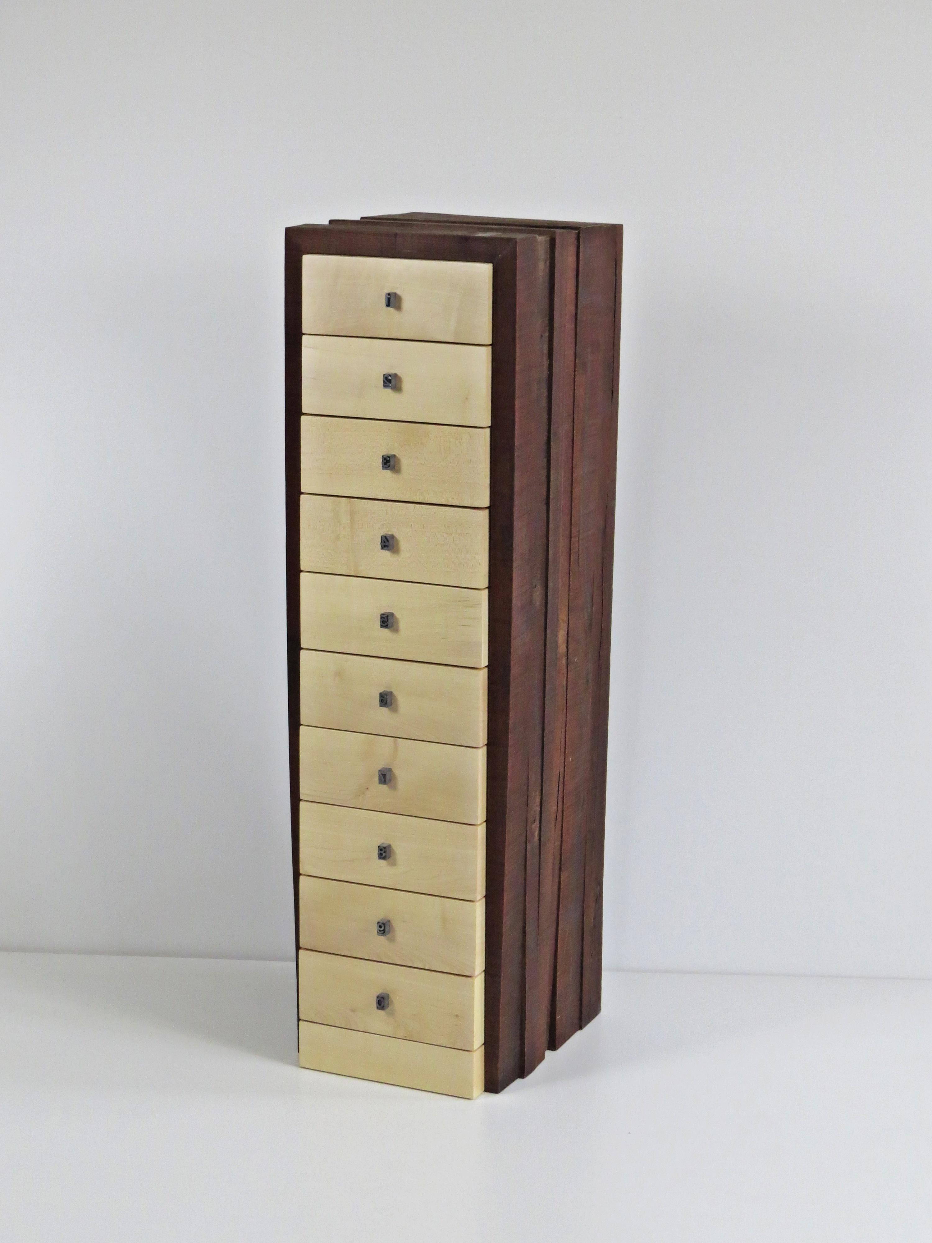 1-2-3 -... 10 drawers numbered with antique printer's type as furniture knobs.
With this drawer object, the soft core meets the rough side.
The body is made up of rough-sawn walnut strips, which form a special structure of the shell.
The 10