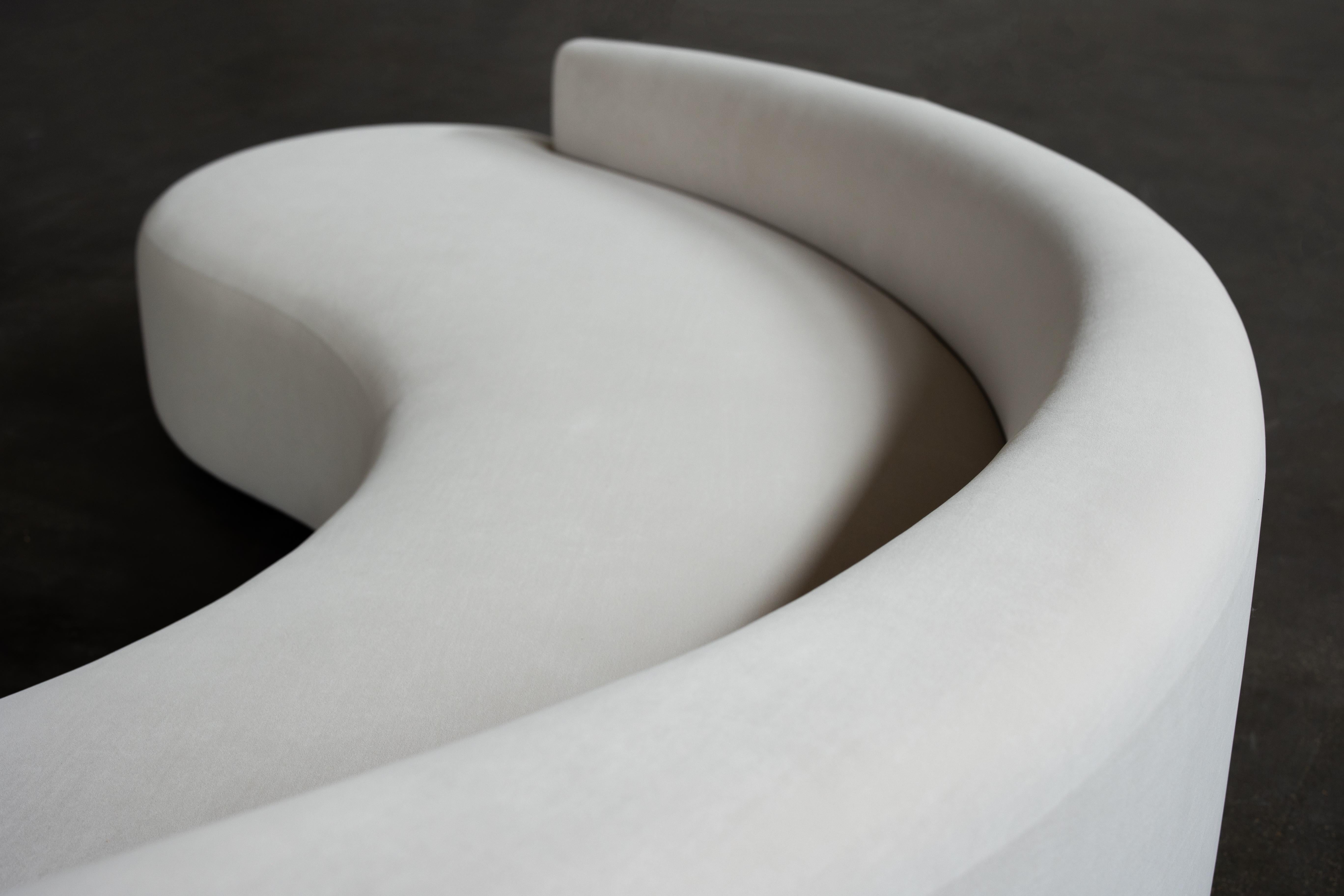 Organic Modern Fibonacci Spiral Sofa, Beige Samt, Handmade Portugal Greenapple im Angebot 1