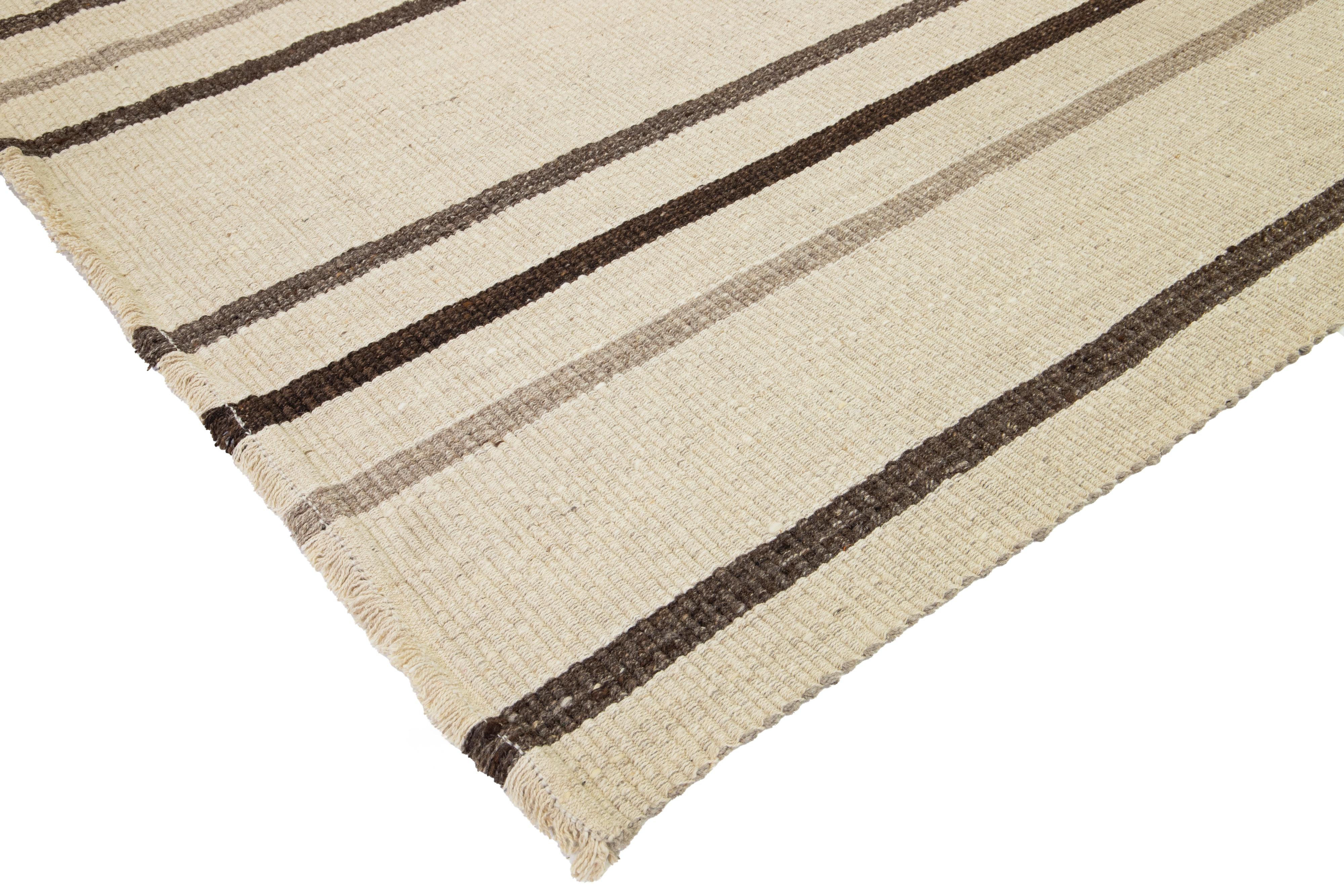 Organischer moderner Flachgewebe-Teppich aus Wolle in Beige mit gestreiftem Design im Angebot 4
