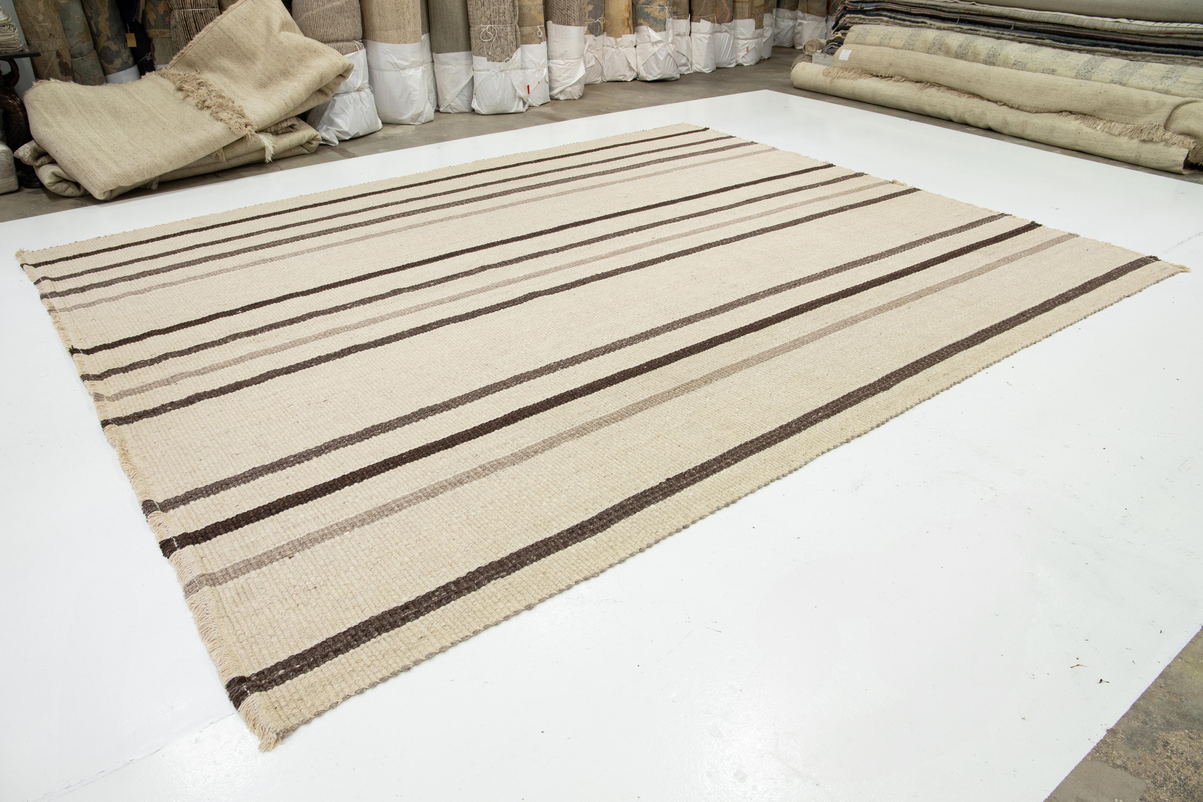 Organischer moderner Flachgewebe-Teppich aus Wolle in Beige mit gestreiftem Design (Organische Moderne) im Angebot