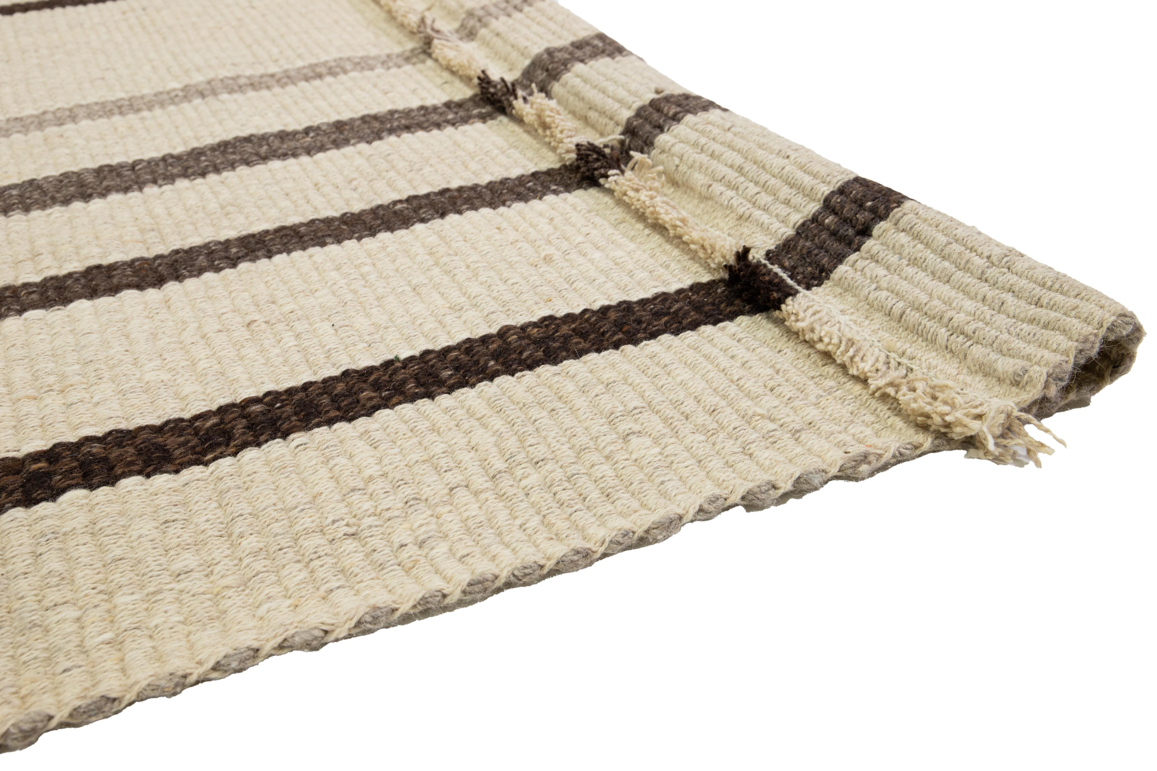Organischer moderner Flachgewebe-Teppich aus Wolle in Beige mit gestreiftem Design (Handgeknüpft) im Angebot