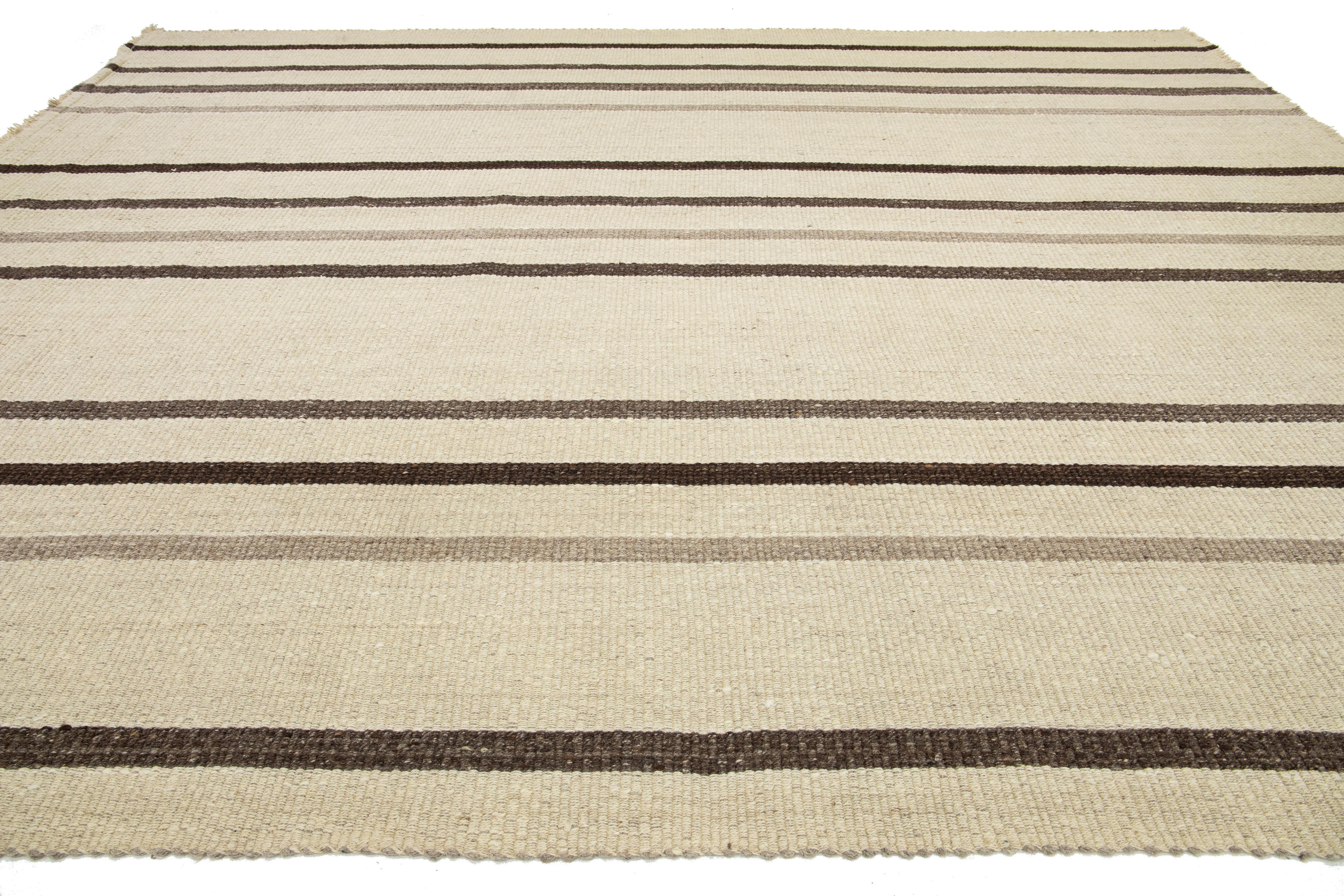 Organischer moderner Flachgewebe-Teppich aus Wolle in Beige mit gestreiftem Design im Zustand „Neu“ im Angebot in Norwalk, CT