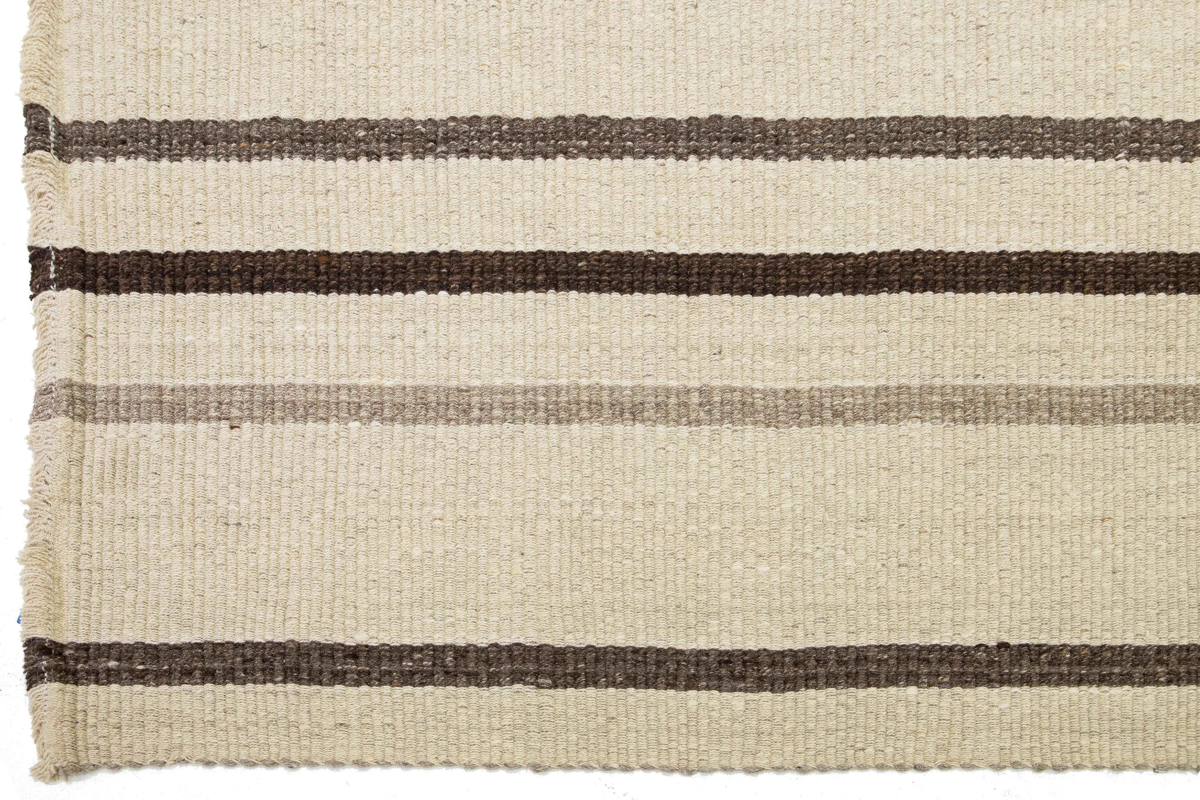 Organischer moderner Flachgewebe-Teppich aus Wolle in Beige mit gestreiftem Design (21. Jahrhundert und zeitgenössisch) im Angebot