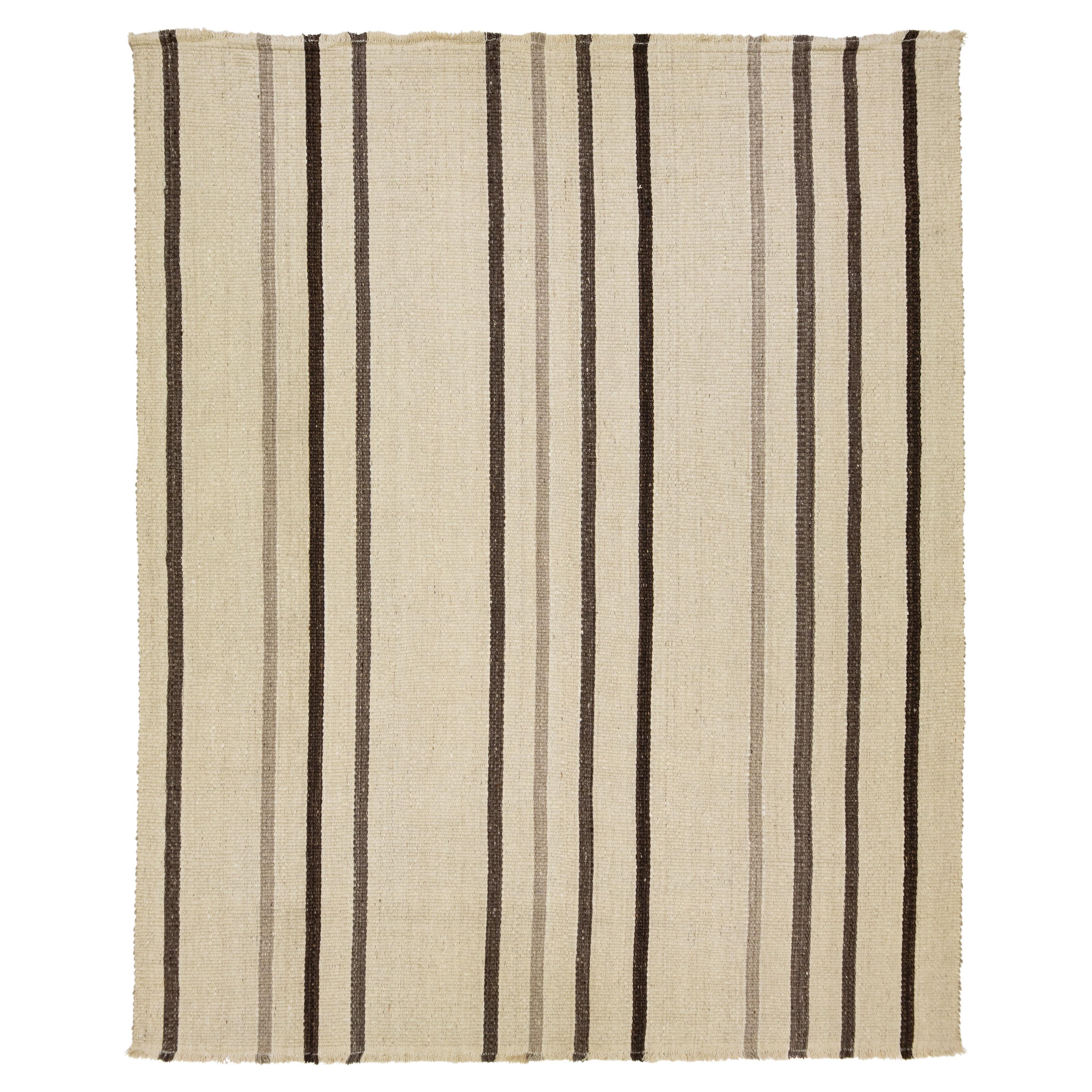 Tapis moderne et organique en laine beige à tissage plat avec motif rayé