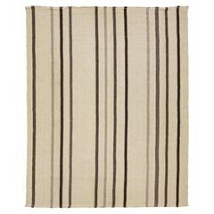 Tapis moderne et organique en laine beige à tissage plat avec motif rayé