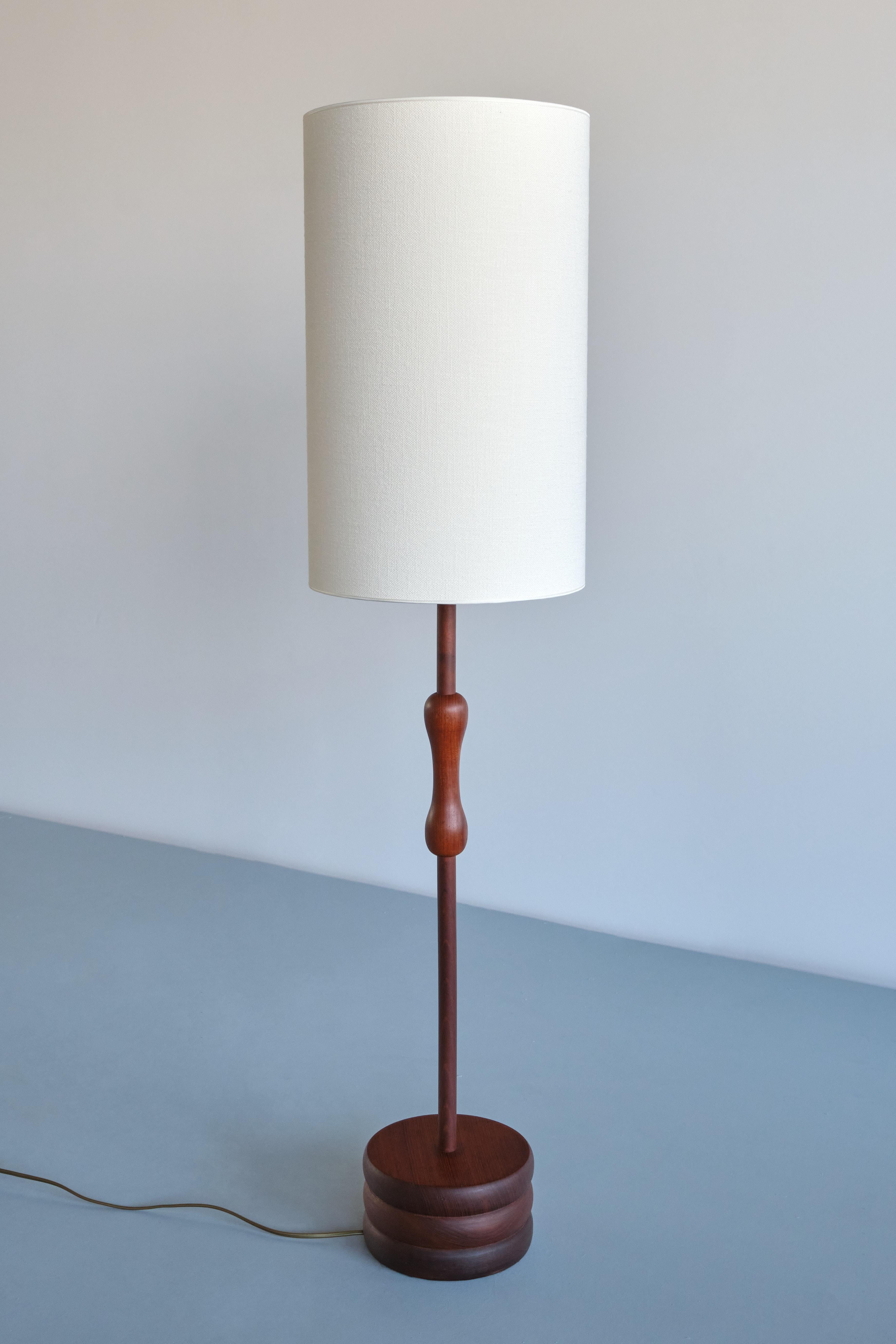 Scandinave moderne Lampadaire / lampe de table organique moderne en bois de teck massif, Suède, années 1950 en vente