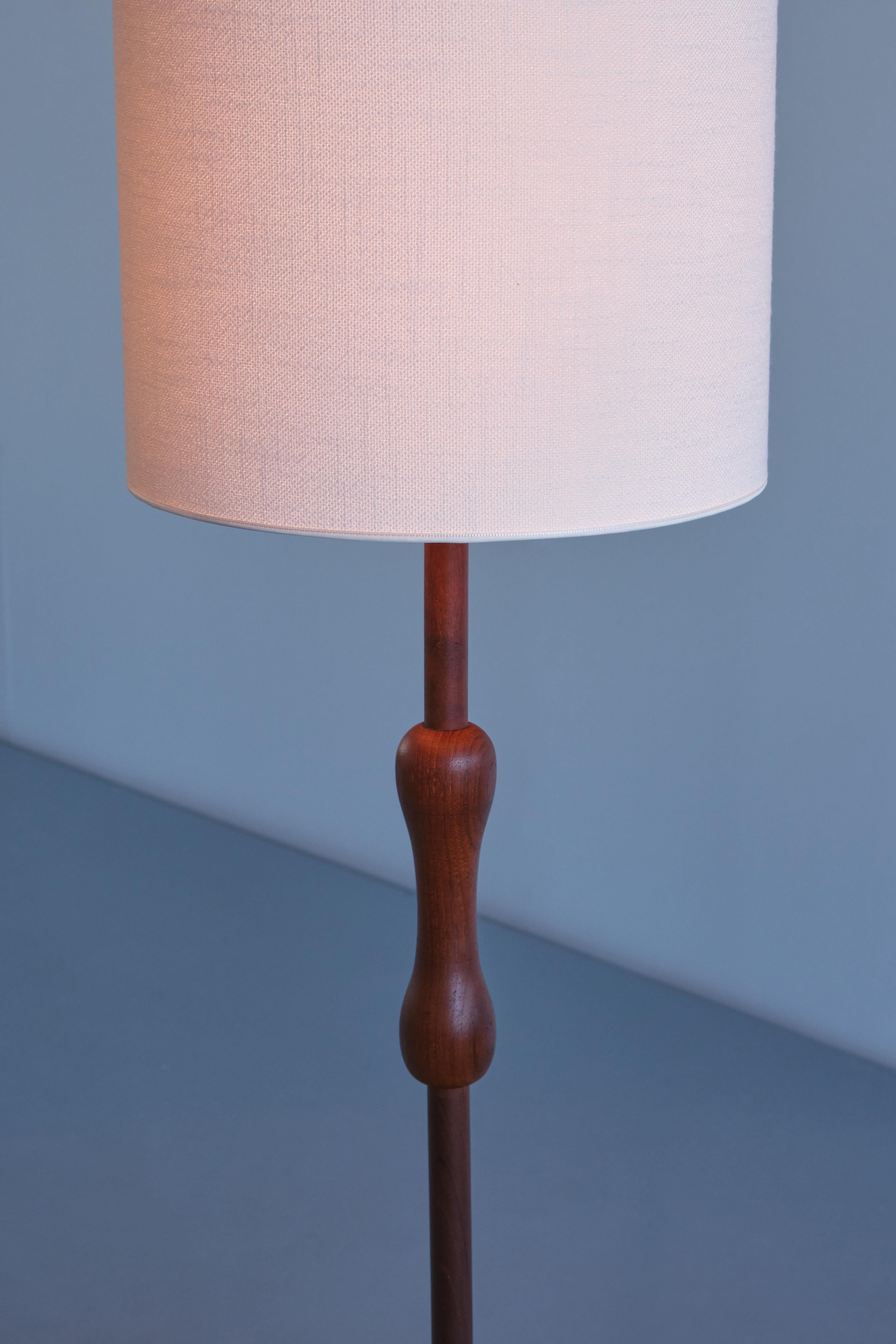 Milieu du XXe siècle Lampadaire / lampe de table organique moderne en bois de teck massif, Suède, années 1950 en vente