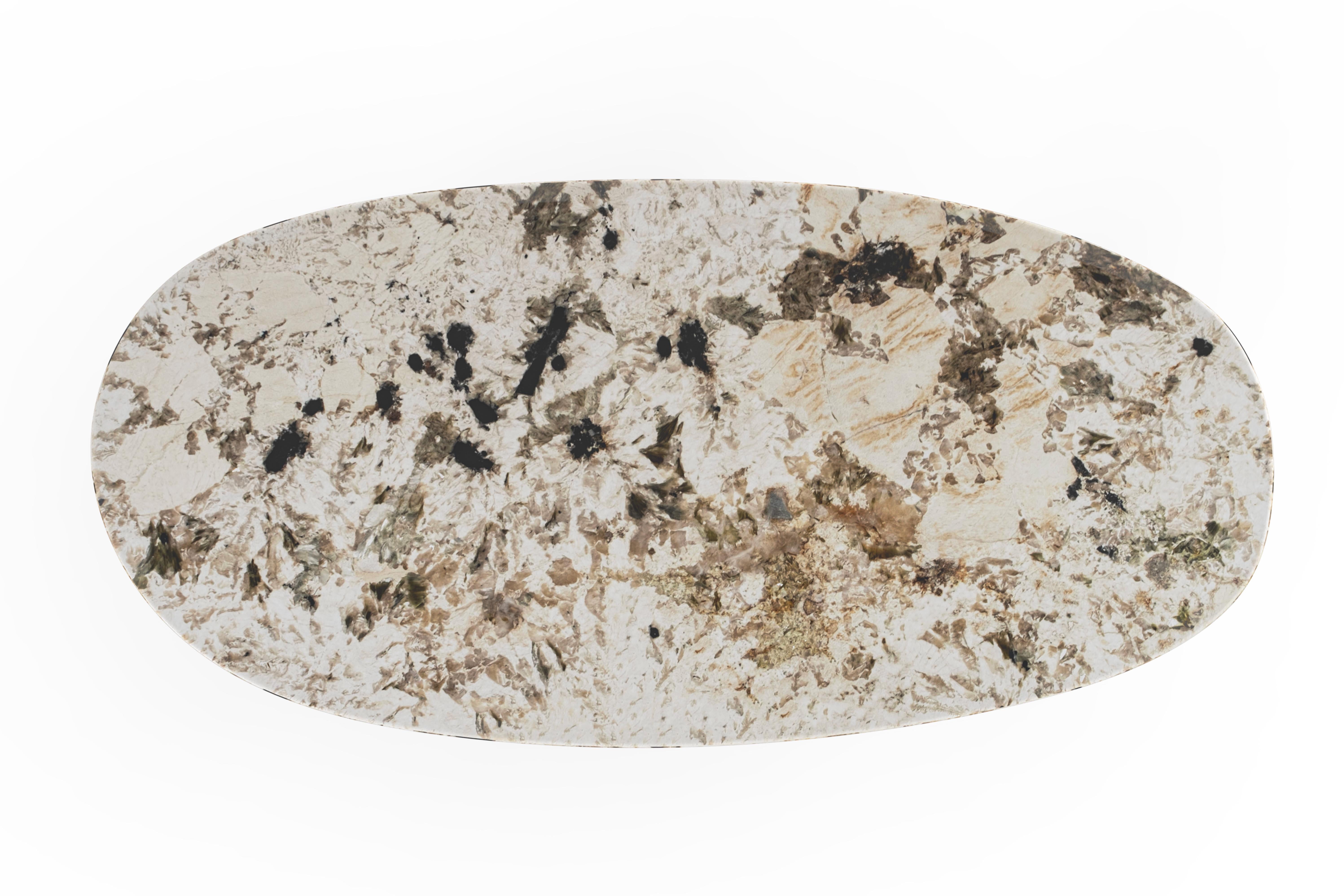 Organic Modern Gimonde Esstisch, Patagonia Stone, Messing, Handarbeit Greenapple (Portugiesisch) im Angebot