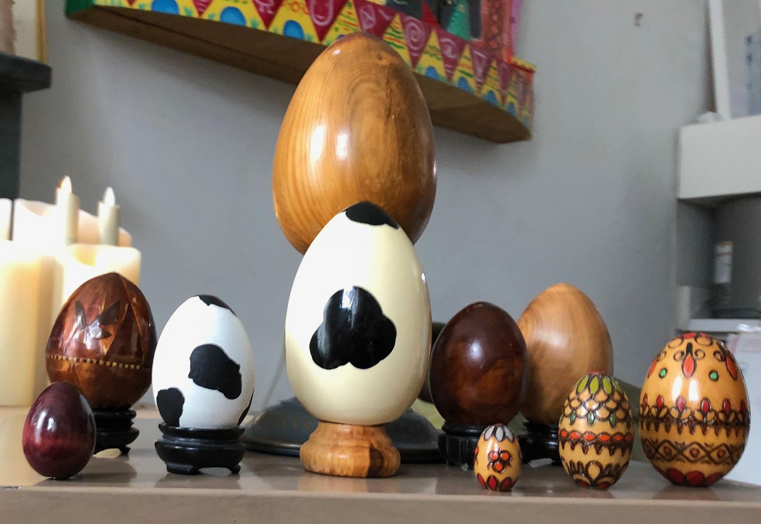 Sorgfältig zusammengestelltes Set von dekorativen Holzeiern im organisch-modernen Stil. Unterschiedliche Größen, siehe Bilder. Die drei bunten Eier auf der Vorderseite passen ineinander, wie bei einer russischen Puppe.
 