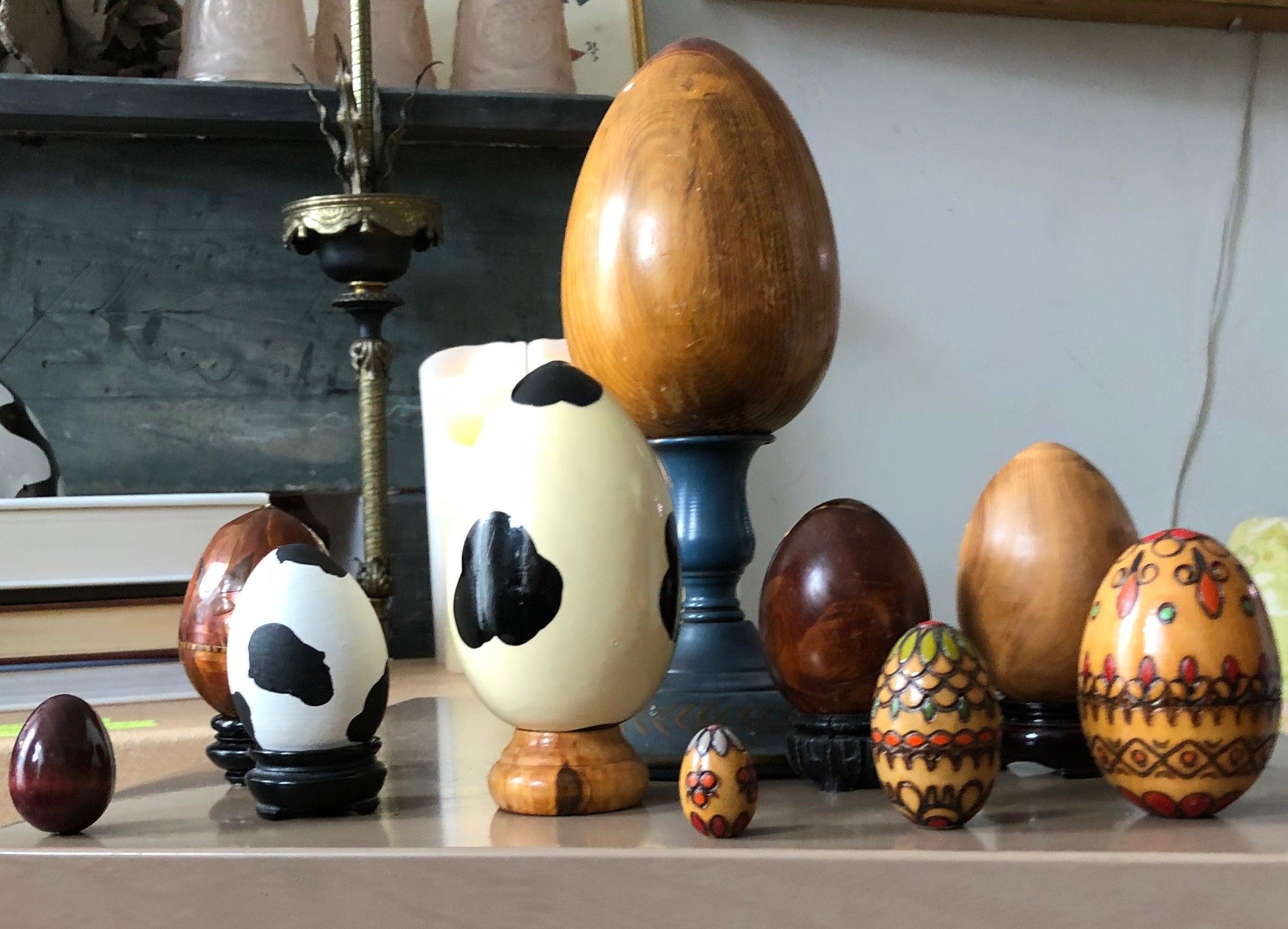 Nord-américain Ensemble d'exposition d'œufs décoratifs en bois et porcelaine organique et moderne sculpté et peint à la main en vente