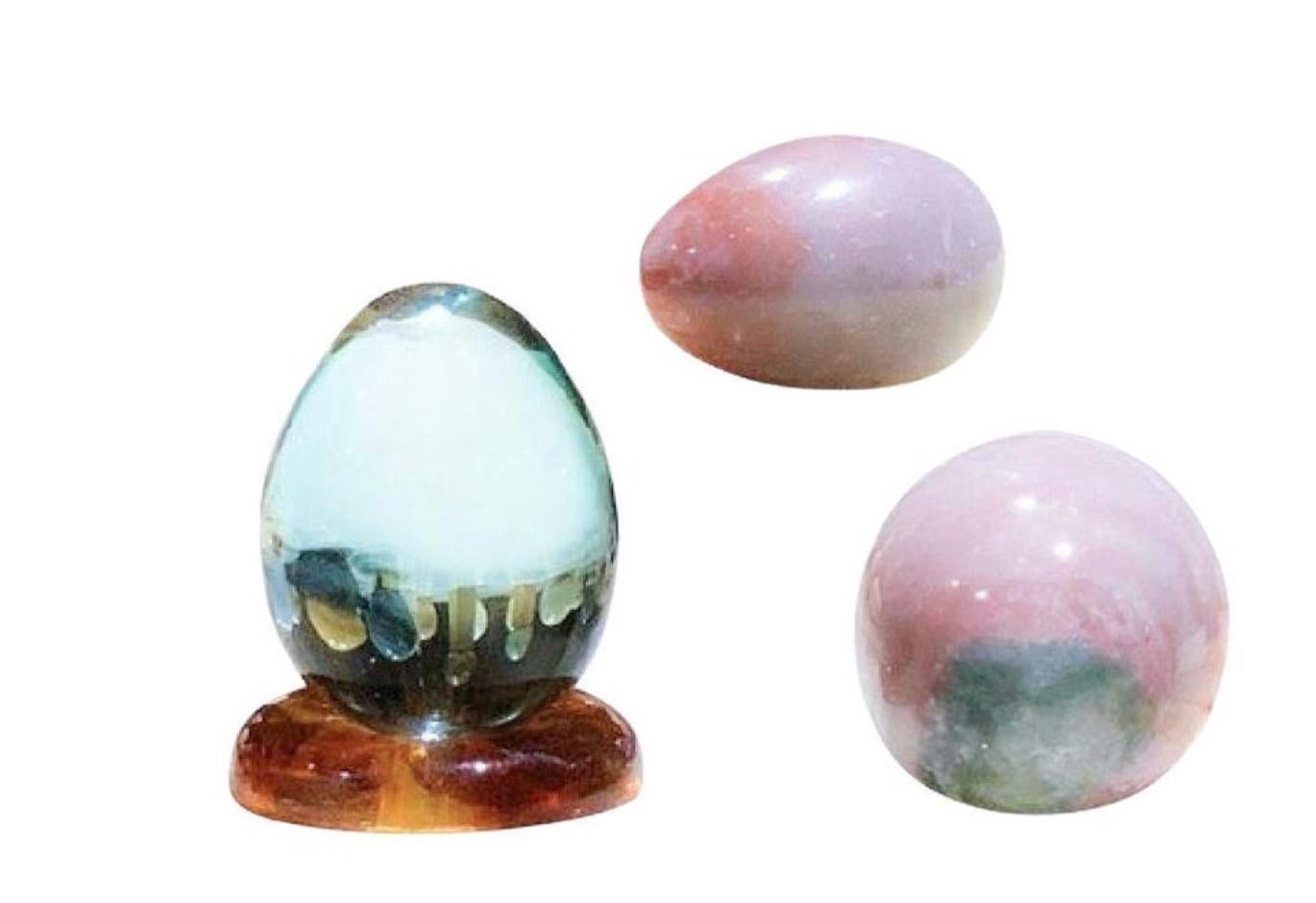 Uovo scultoreo moderno organico in pietra scolpita a mano e vetro blu al piombo, set di 3 pezzi in vendita 2