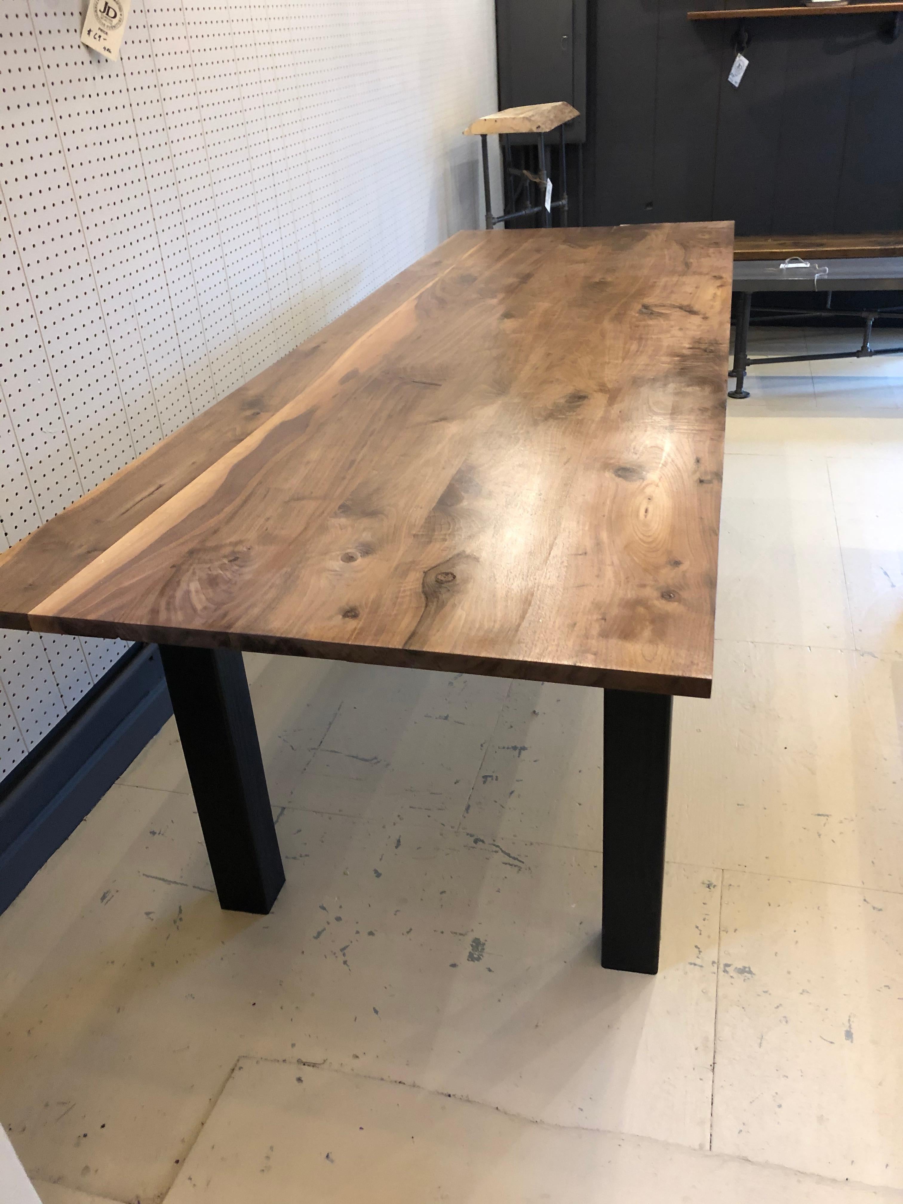 Noyer Table de ferme organique et moderne fabriquée à la main en noyer noir en vente