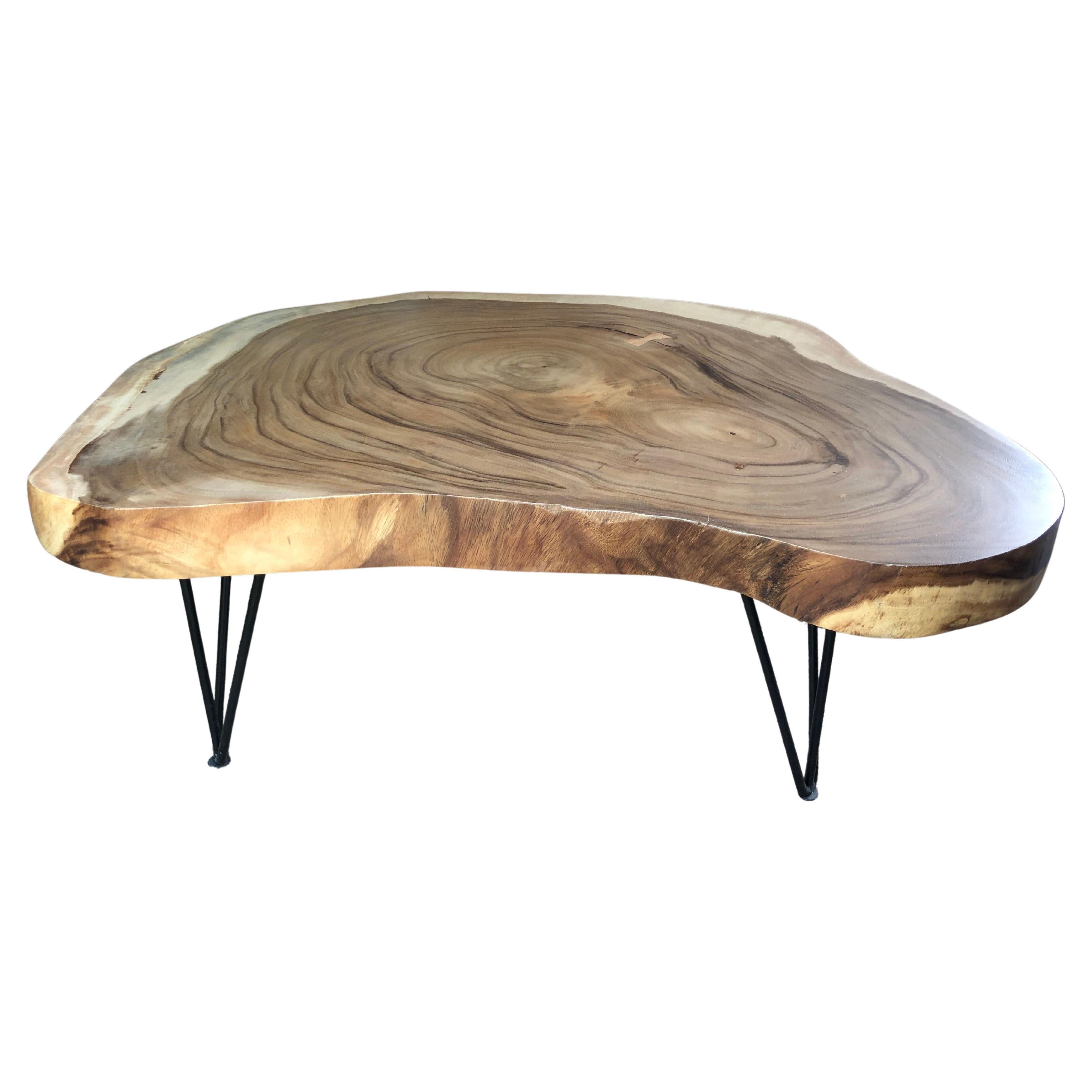 Table basse moderne organique en acacia fabriquée à la main en vente