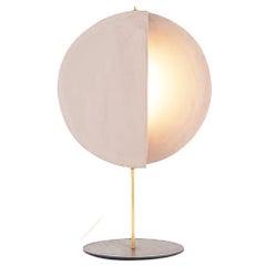 Sculpture lumineuse géométrique en céramique grise et laiton:: "85 g":: faite à la main