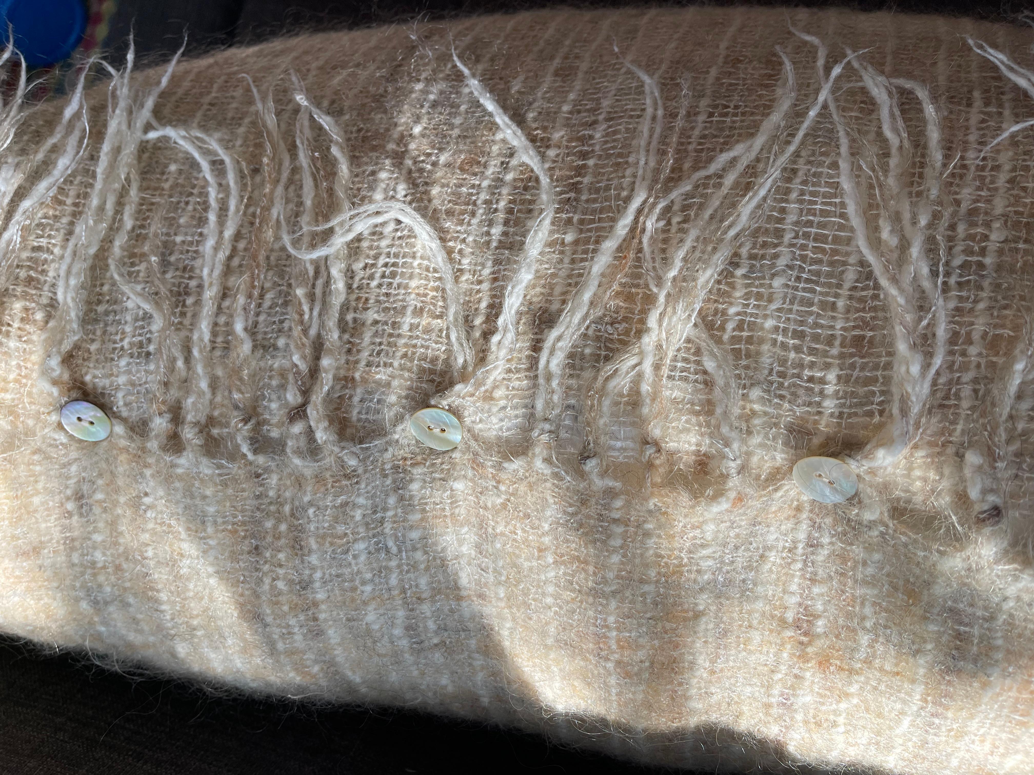 XXI secolo e contemporaneo Cuscino moderno organico in mohair fatto a mano con frange in vendita