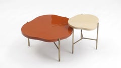 Moderne, in organischem Design gehaltene Beistelltische aus Hochglanzlack und Messing, stapelbar