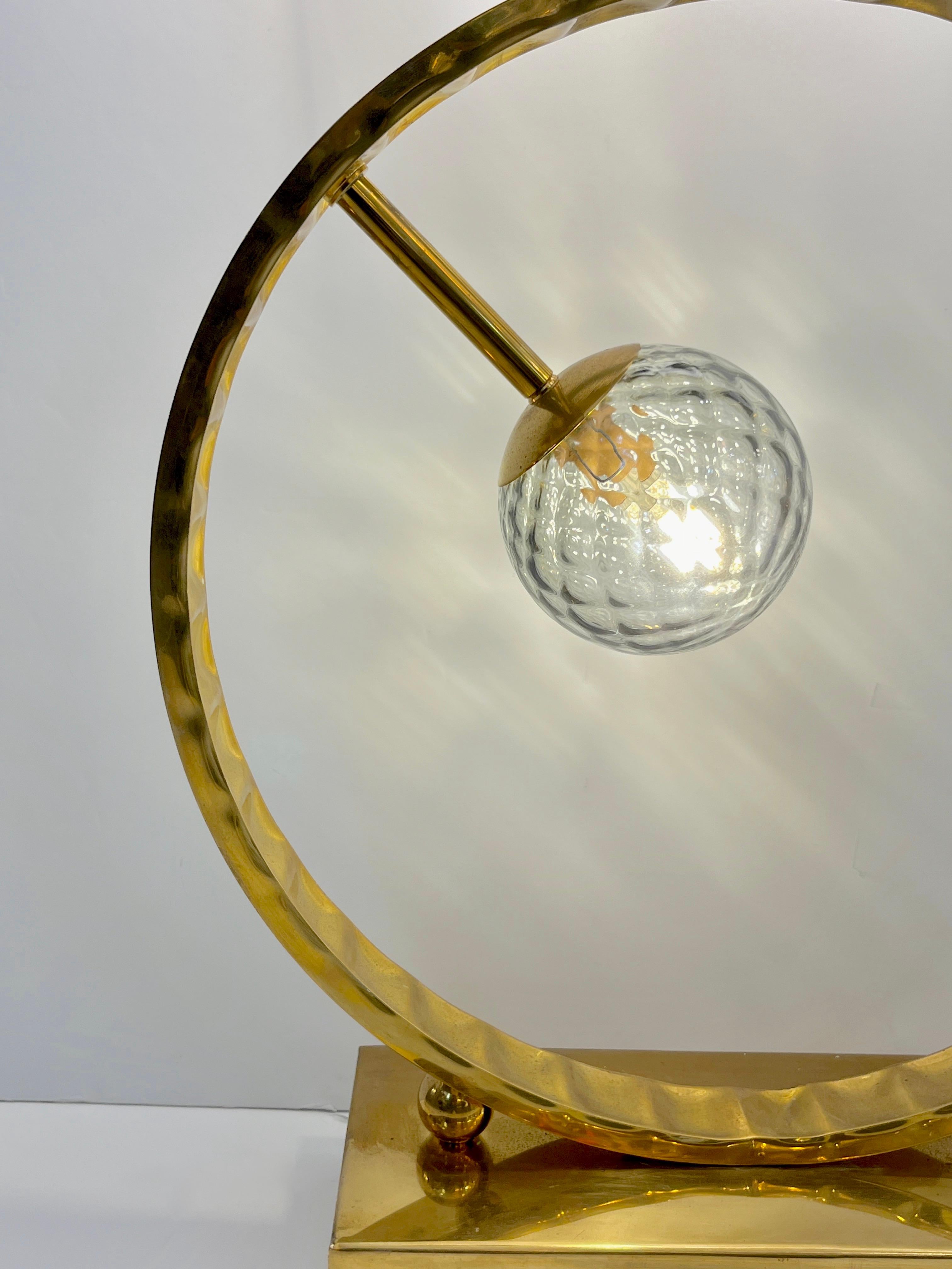 Organische moderne italienische Monumental Messing & geräuchertes Murano Glas Runde Tischlampe 4