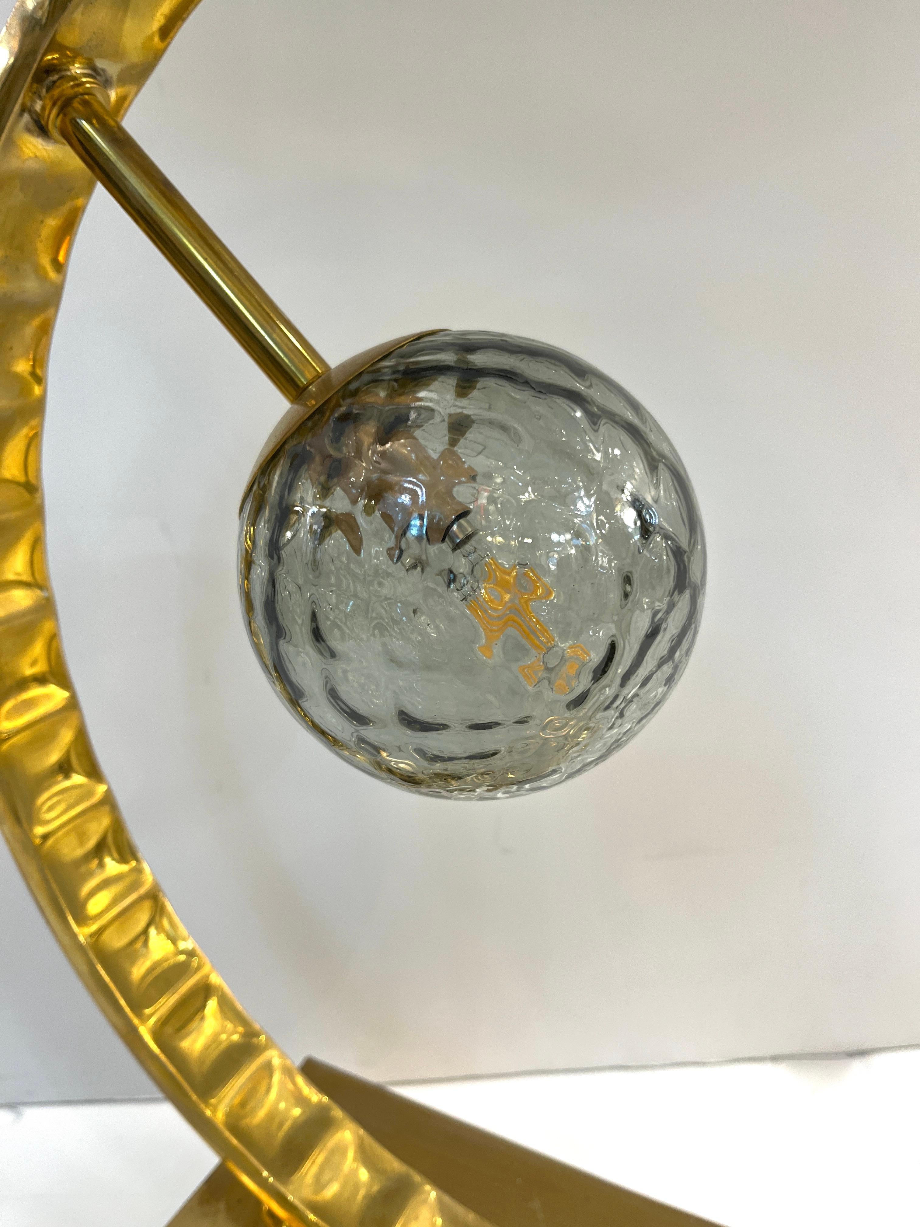 2 Disponibles - Le globe en verre Murano peut être choisi dans différentes couleurs, voir image - Une lampe de table contemporaine très décorative de grande taille, entièrement fabriquée à la main en Italie, avec un design géométrique minimaliste