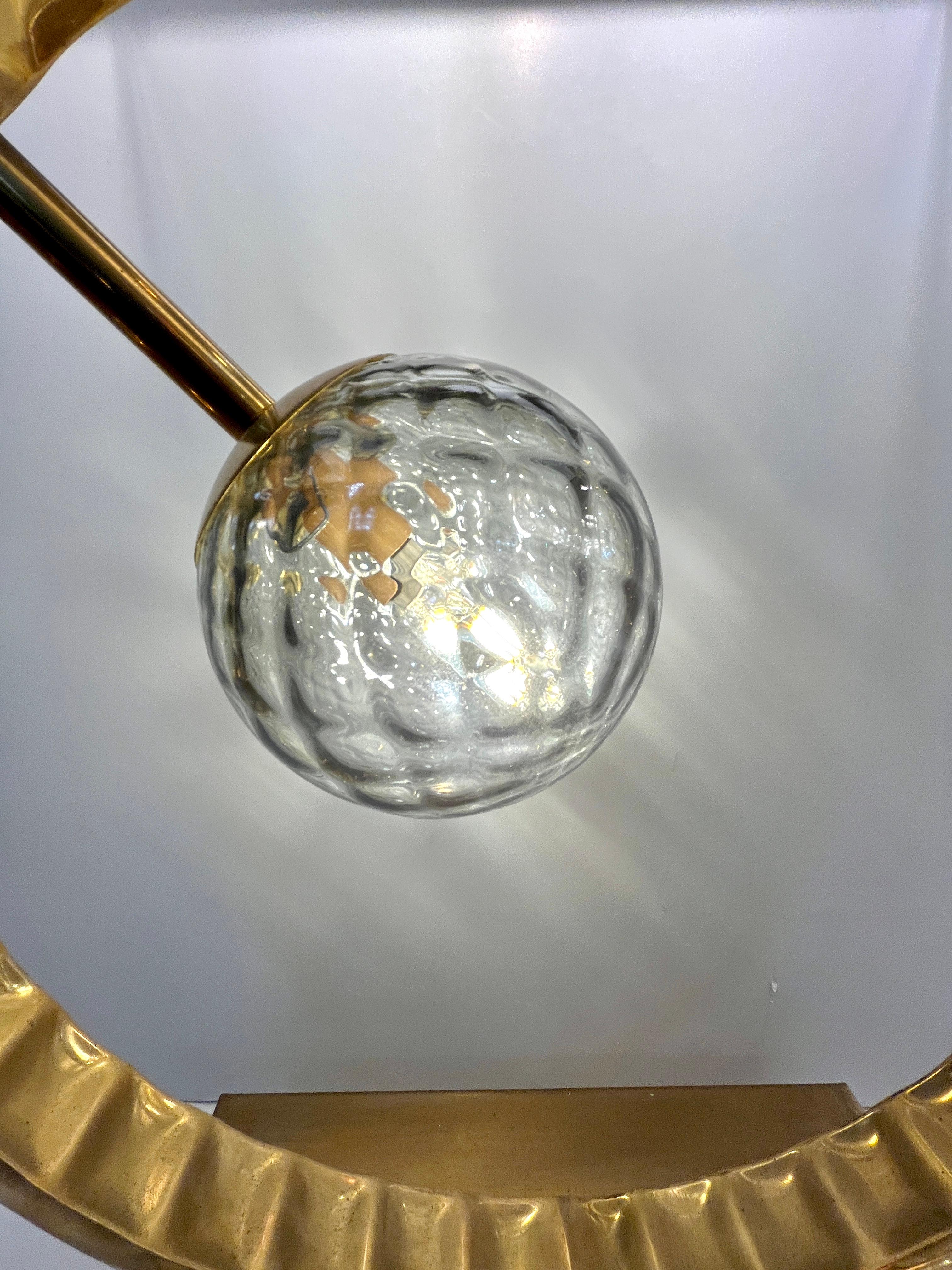 XXIe siècle et contemporain Lampe de table ronde italienne organique et monumentale en laiton et verre de Murano fumé en vente