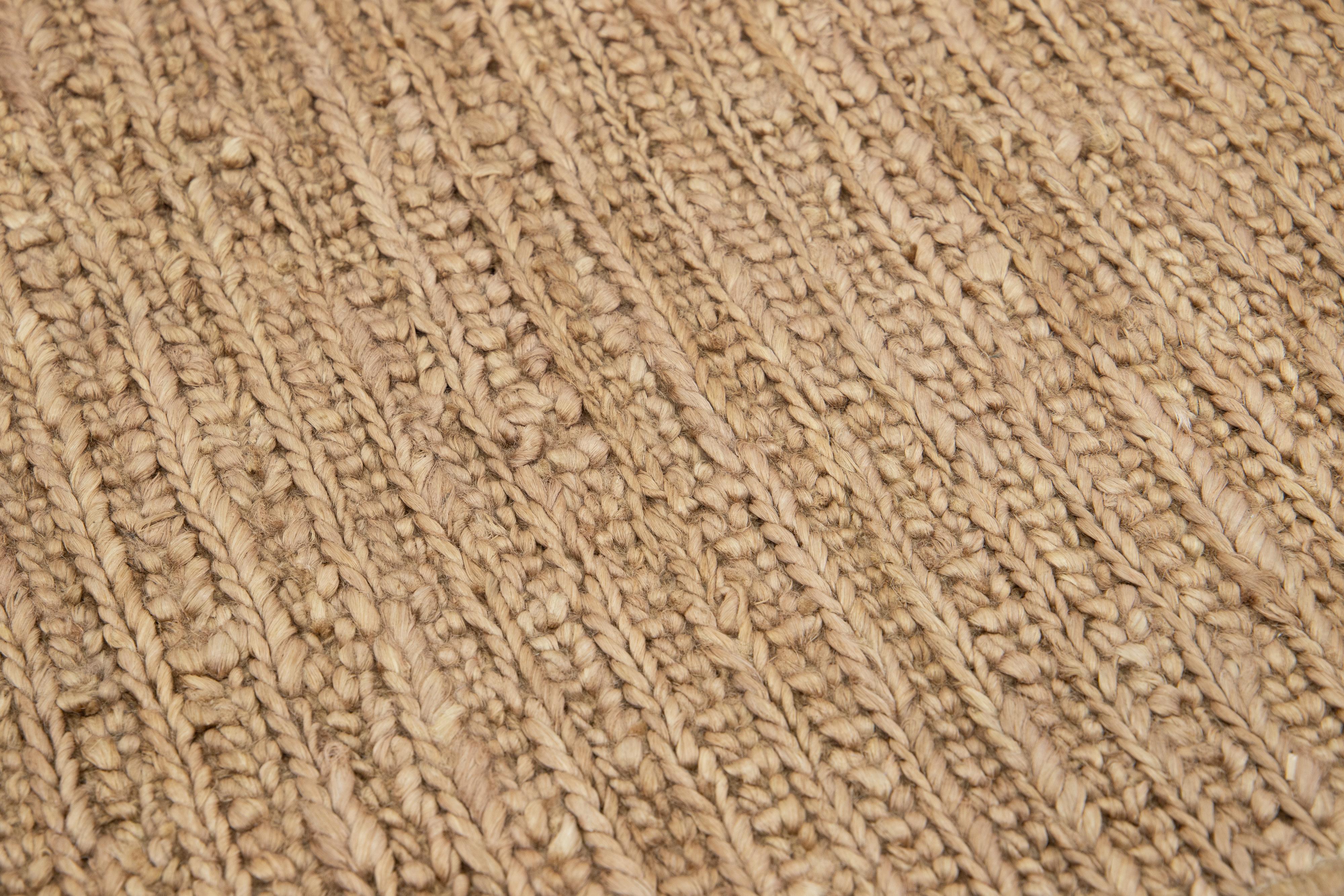 Alfombra moderna de yute orgánico hecha a mano en color tostado Indio en venta