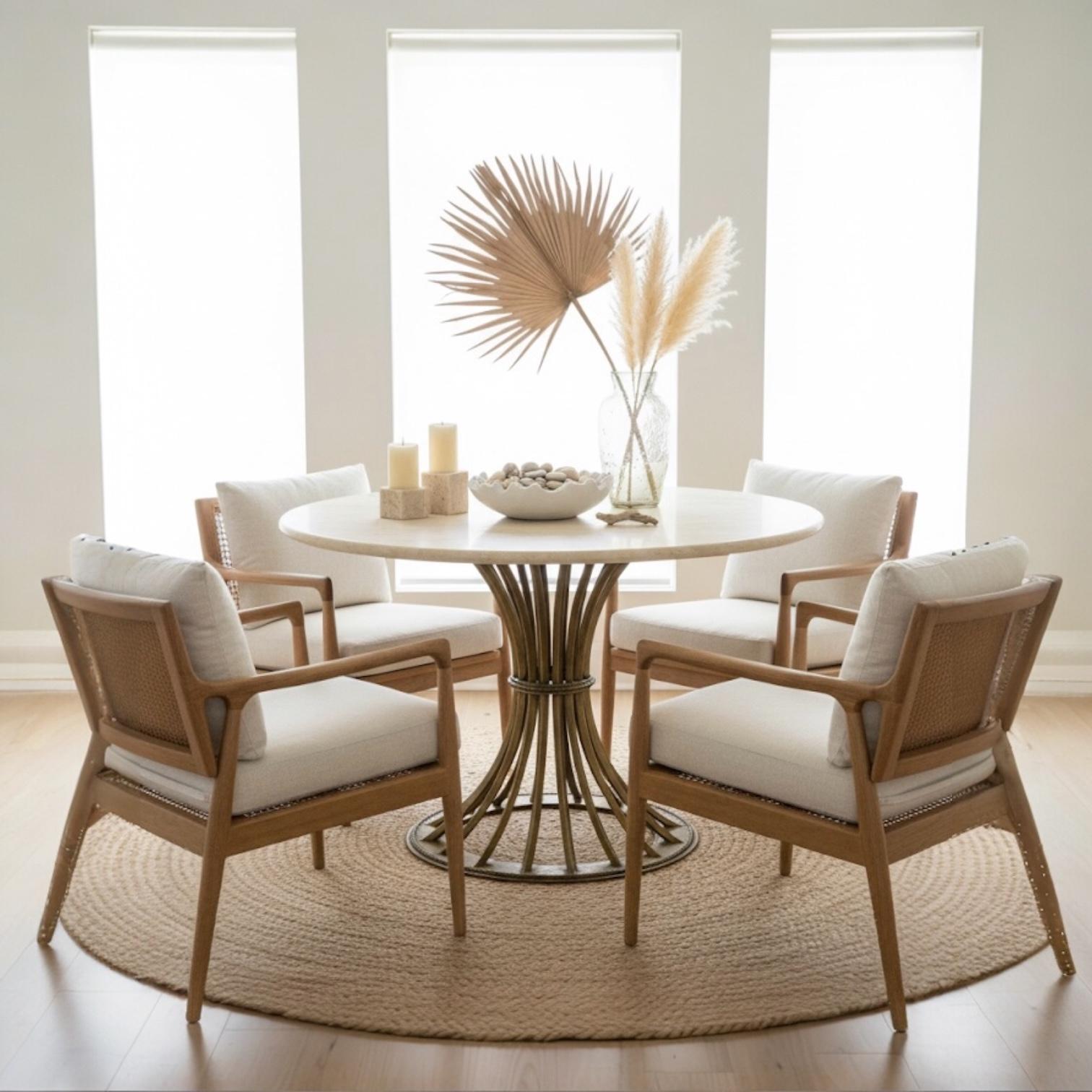 Se trata de un fabuloso  Moderna mesa de centro o de comedor pequeña de Kreiss, California. Kreiss Furniture es una empresa galardonada por sus diseños, que mezclan lo europeo con lo moderno. La base es muy pesada y es de hierro dorado. La parte