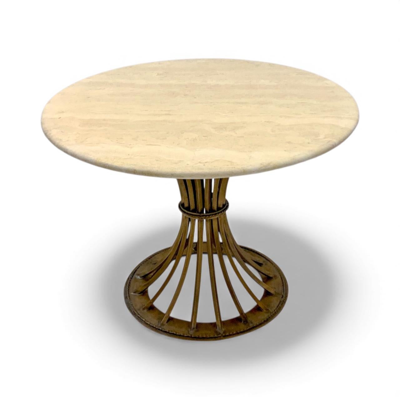 Mesa de centro orgánica moderna Kreiss de travertino y hierro dorado inspirada en Dunbar Moderno orgánico en venta