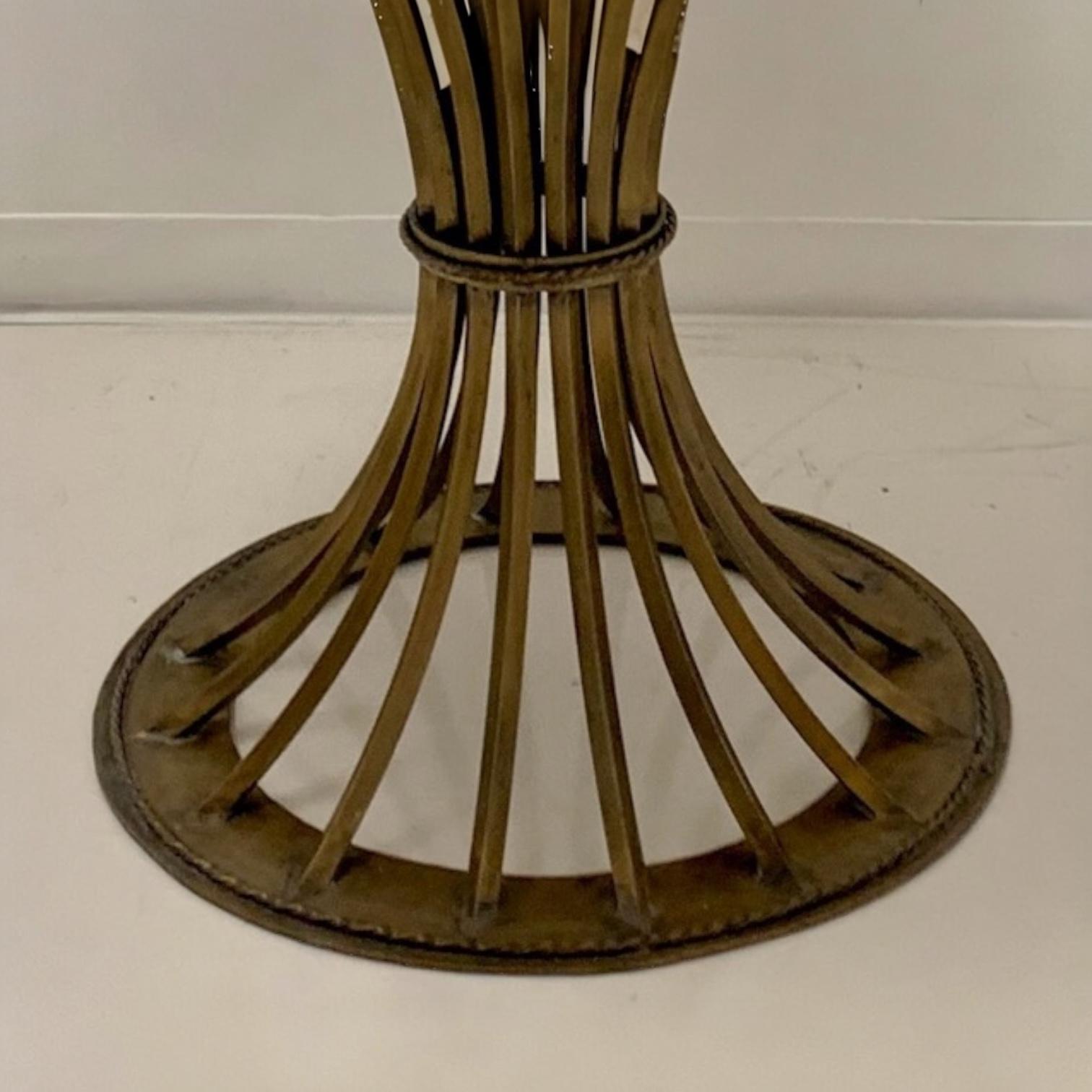 Mesa de centro orgánica moderna Kreiss de travertino y hierro dorado inspirada en Dunbar en Bueno estado para la venta en Kennesaw, GA