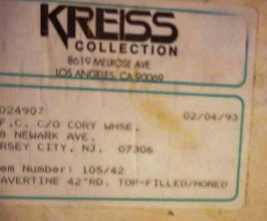 Mesa de centro orgánica moderna Kreiss de travertino y hierro dorado inspirada en Dunbar Hierro en venta