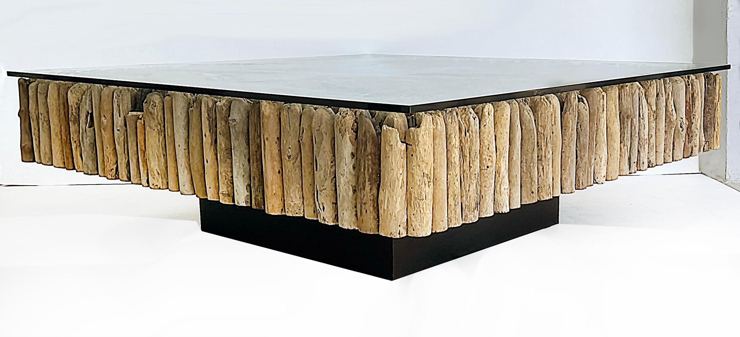 The Modernity Grande table à café/cocktail en bois flotté avec plateau en verre 3/8 

Cette table basse moderne en bois flotté repose sur un socle en bois encastré et est surmontée d'un plateau en verre de 3 à 8 pouces.  Cette table serait une