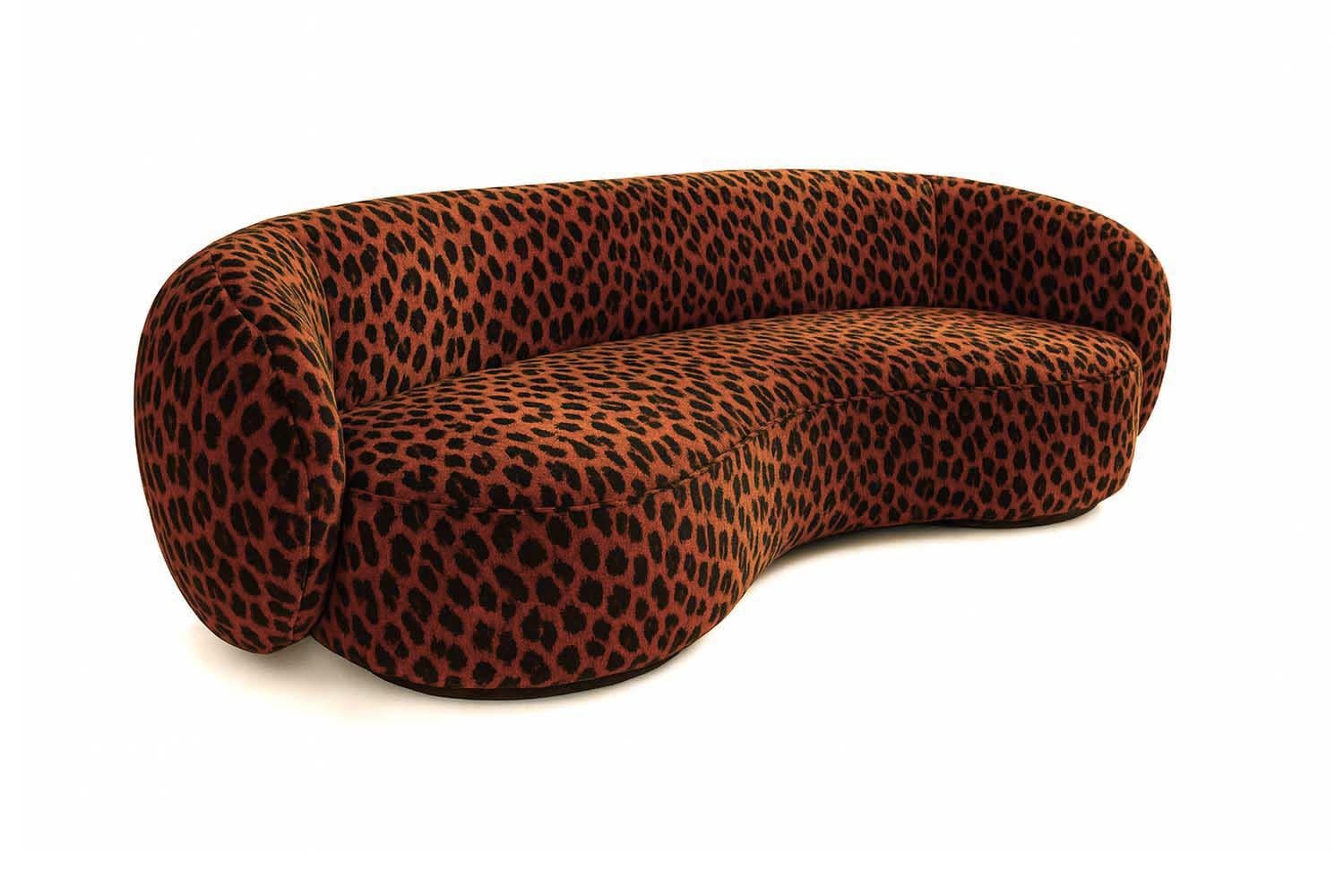 Sofa aus Pelzsamt mit Leopardenmuster.u2028 

Aufgrund der natürlichen Variationen des gemusterten Stoffes ist jedes Sofa anders - keins gleicht dem anderen.u2028Melancholie ist eine introspektive Reise, und das Melancolía-Sofa ist ihr treuester