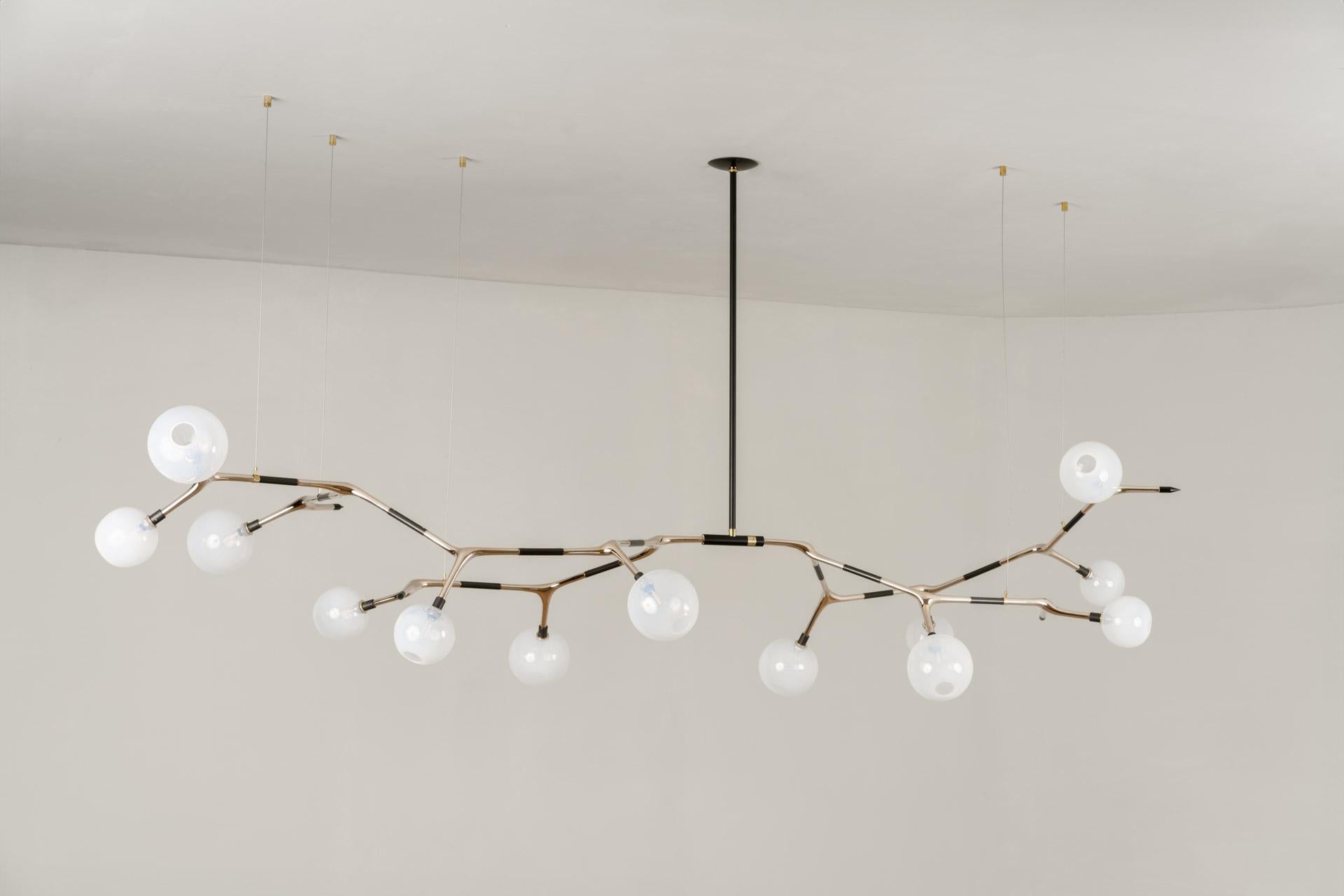 La lampe suspendue MANTIS 13 a été conçue pour la Collection S/One par l'artiste mexicaine Isabel Moncada.

Tout comme l'insecte dont elle partage le nom, cette pièce est allongée avec des lignes fluides et des courbes douces. Les globes imitent les