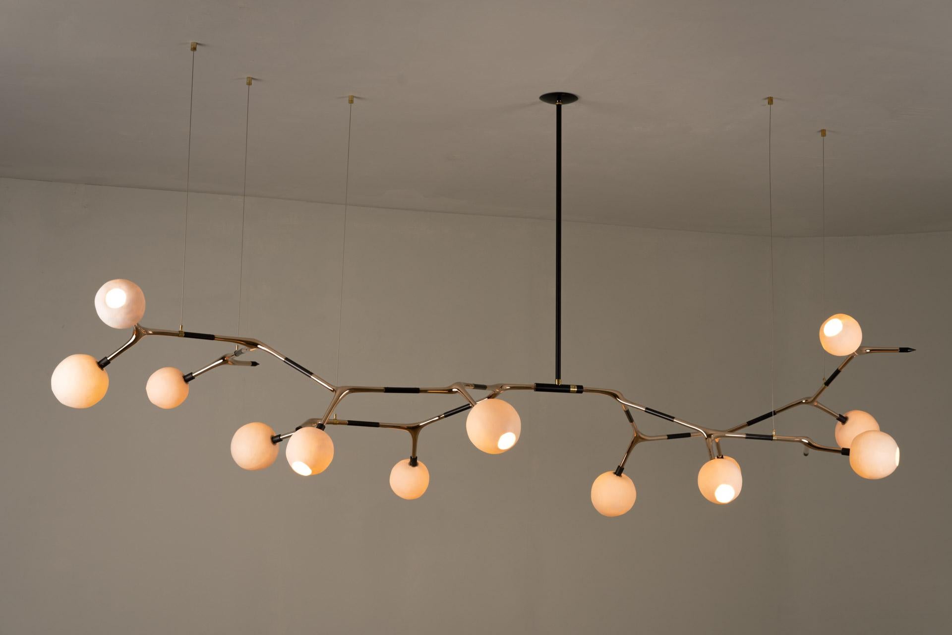 Organico moderno Apparecchio di illuminazione moderno organico Bronzo a cera persa lucidato 13 globi di porcellana bianca in vendita