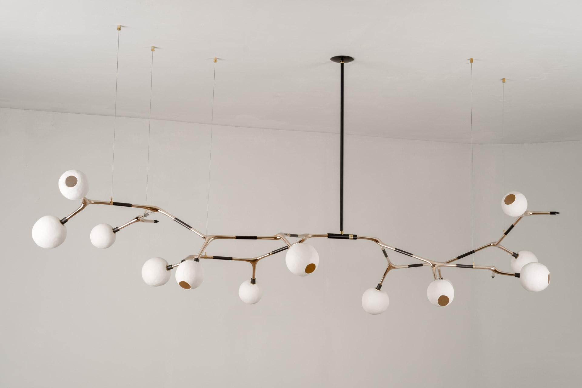 La lampada a sospensione MANTIS 13 è stata disegnata per la collezione Mol dall'artista messicana Isabel Moncada.

Proprio come l'insetto con cui condivide il nome, questo pezzo è allungato con linee fluide e curve morbide. I globi emulano gocce