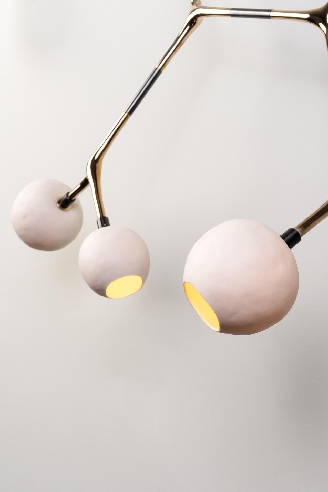 Messicano Apparecchio di illuminazione moderno organico Bronzo a cera persa lucidato 13 globi di porcellana bianca in vendita