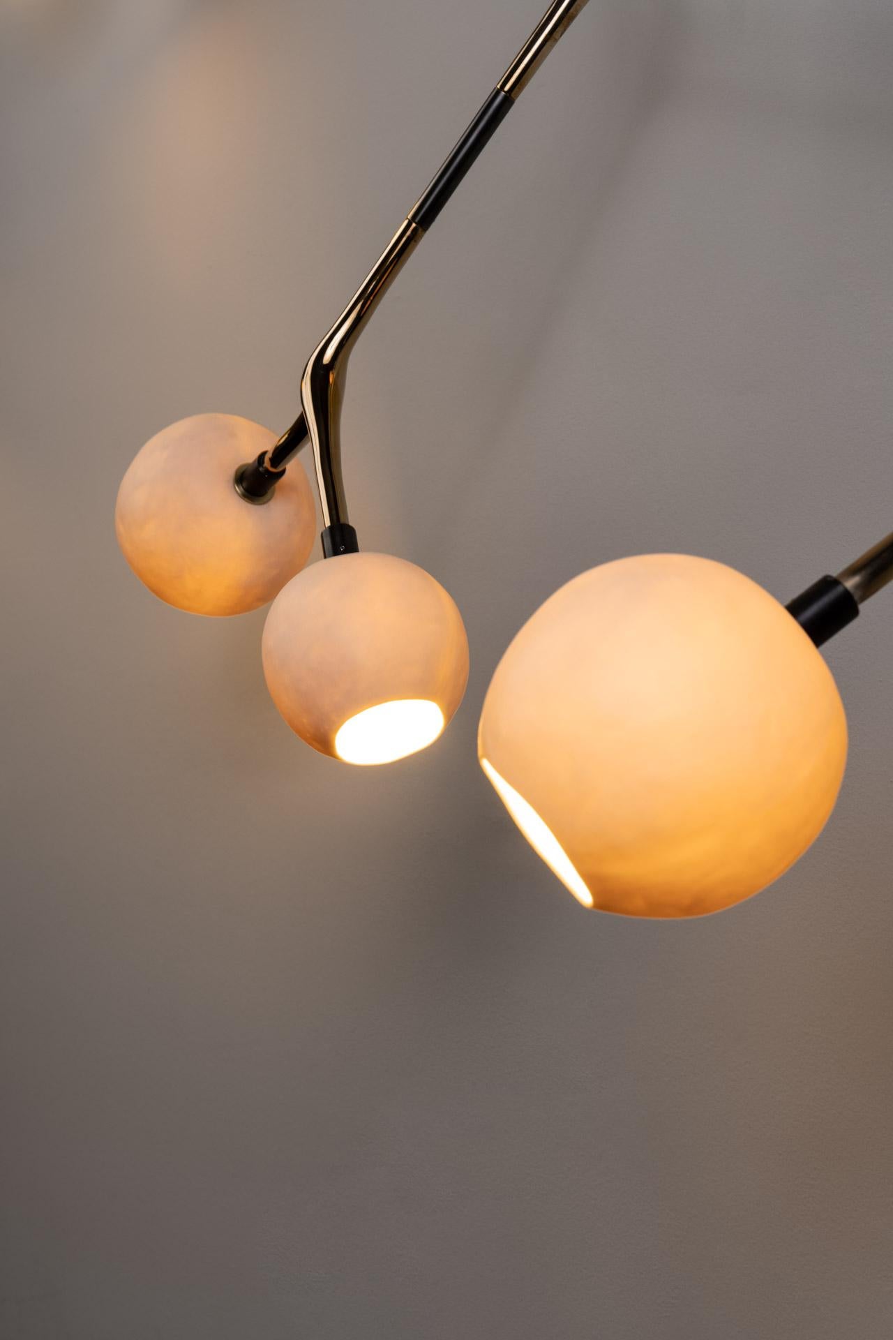 Calco Apparecchio di illuminazione moderno organico Bronzo a cera persa lucidato 13 globi di porcellana bianca in vendita