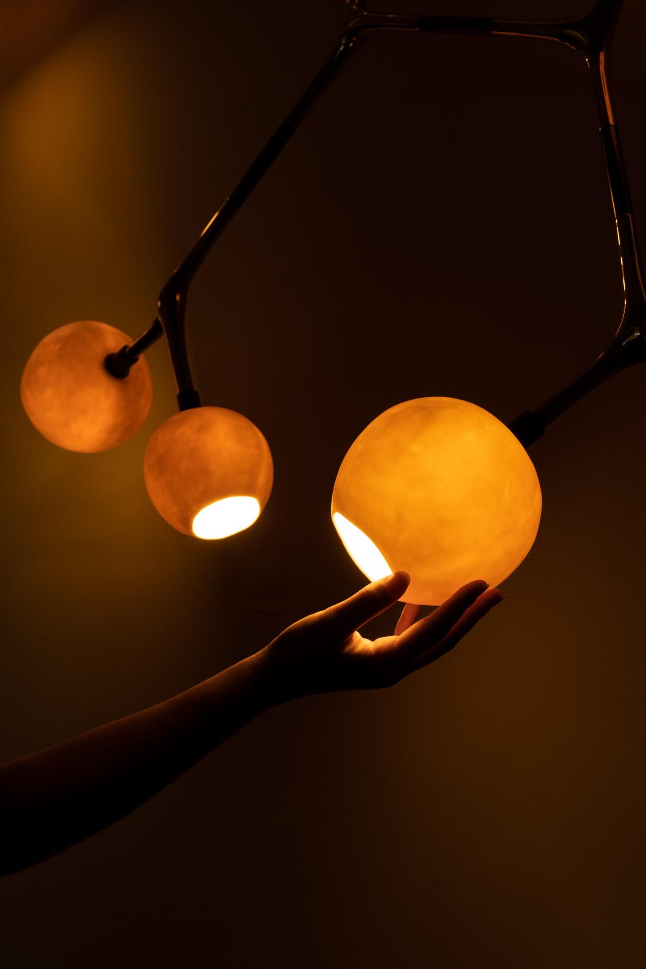 Apparecchio di illuminazione moderno organico Bronzo a cera persa lucidato 13 globi di porcellana bianca In condizioni Nuovo in vendita a San Antonio, TX