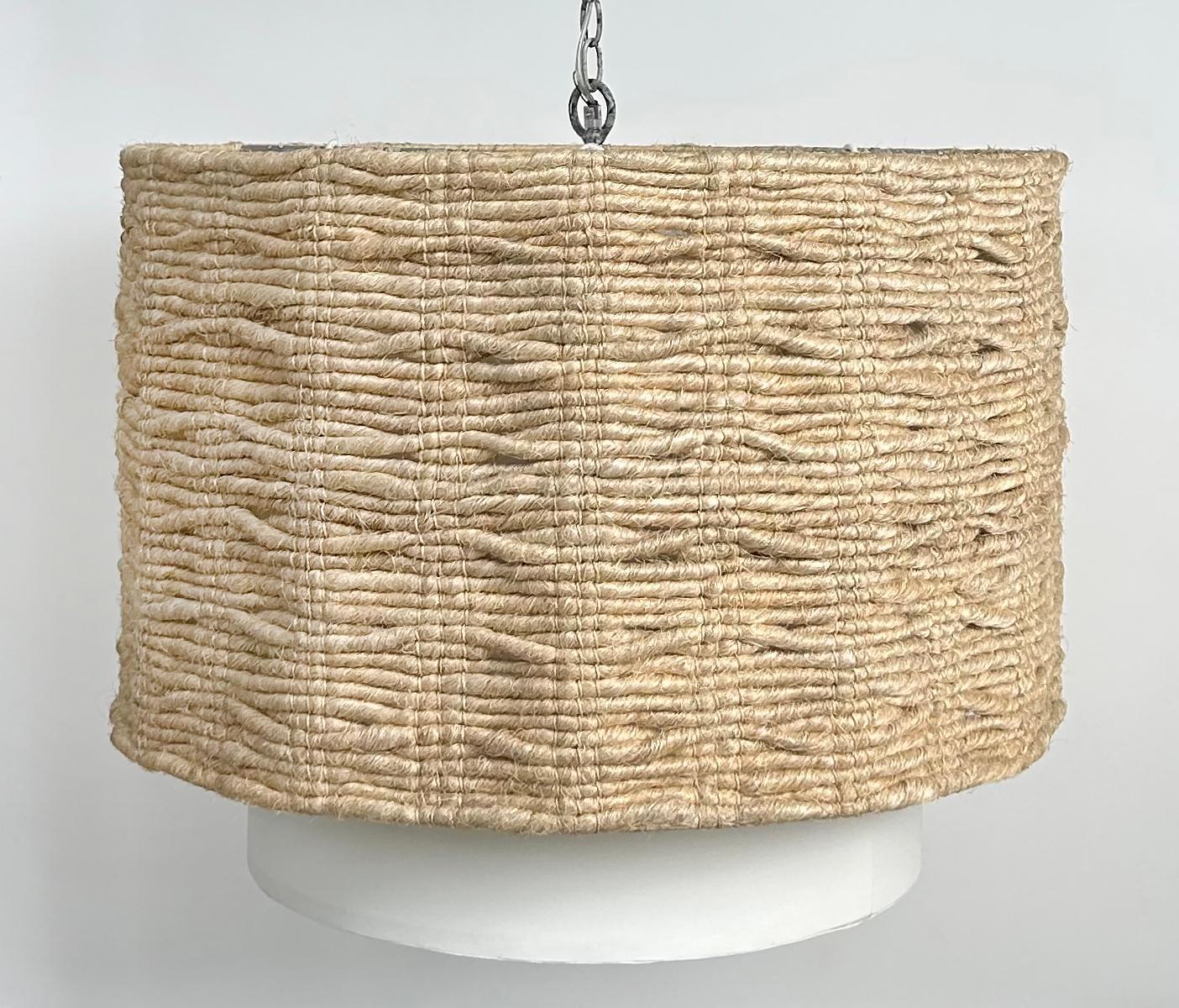

Nous proposons à la vente un magnifique lustre moderne organique 