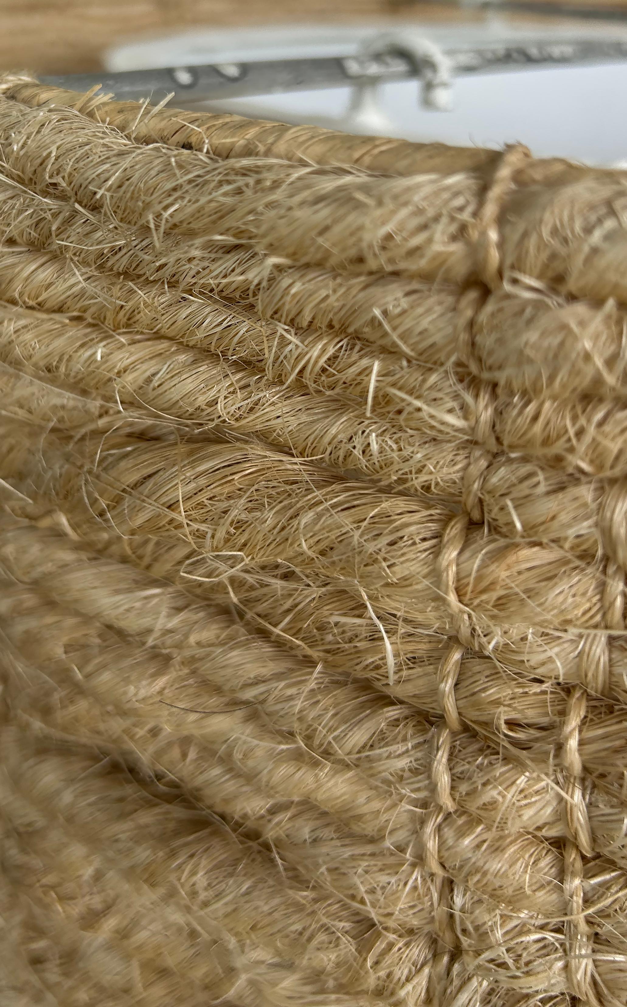 Métal Organic Modern Made Goods Lustre tambour Amani, brins d'abaca, grand modèle en vente