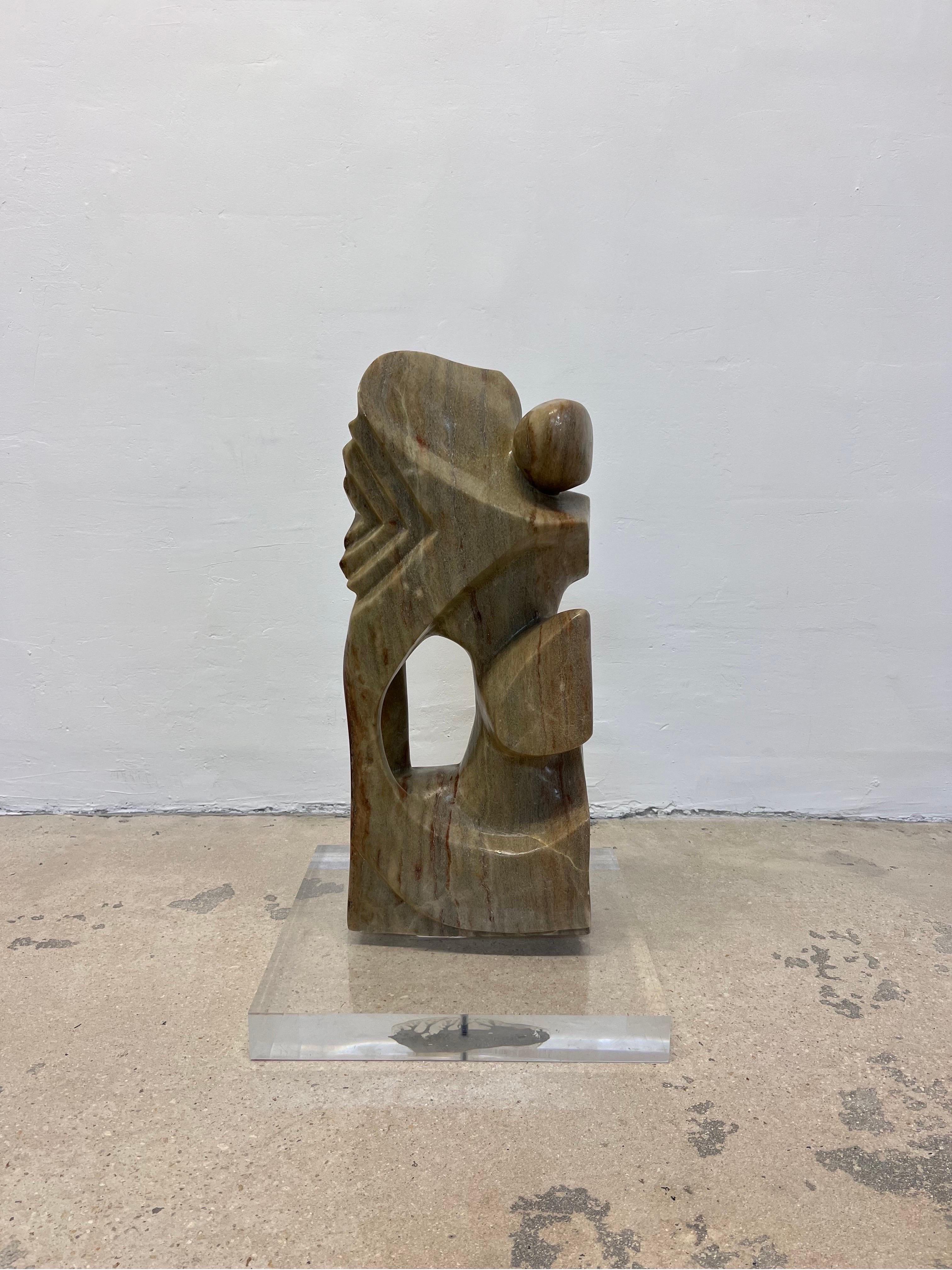 Grande scultura astratta in marmo su una spessa base in lucite degli anni '90 circa. Artista sconosciuto.