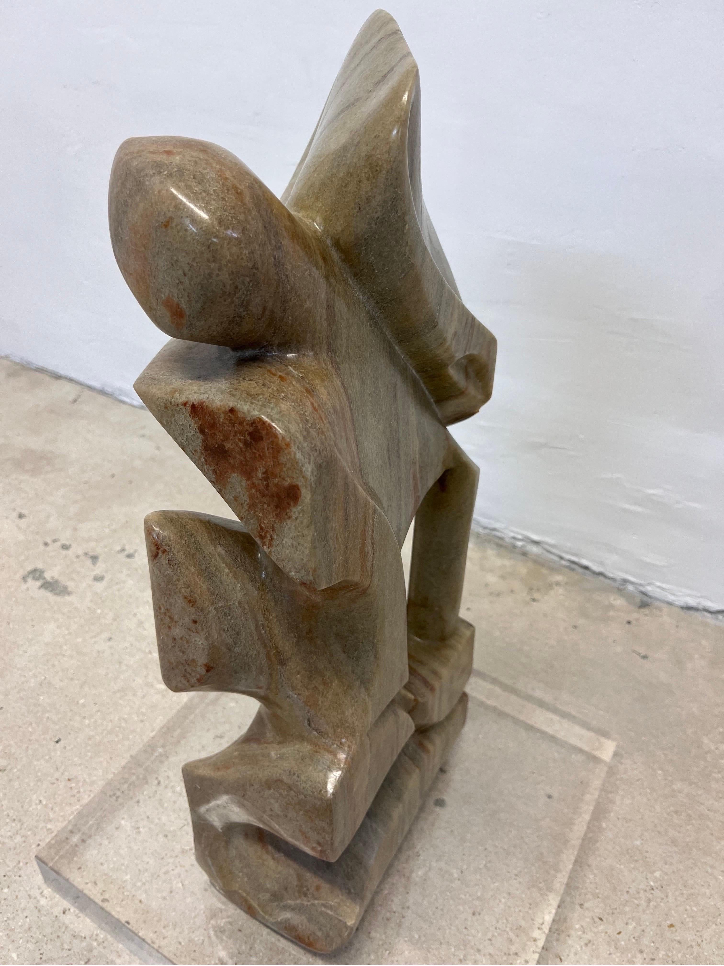 Scultura moderna organica in marmo su base di lucite, anni '90 in vendita 1