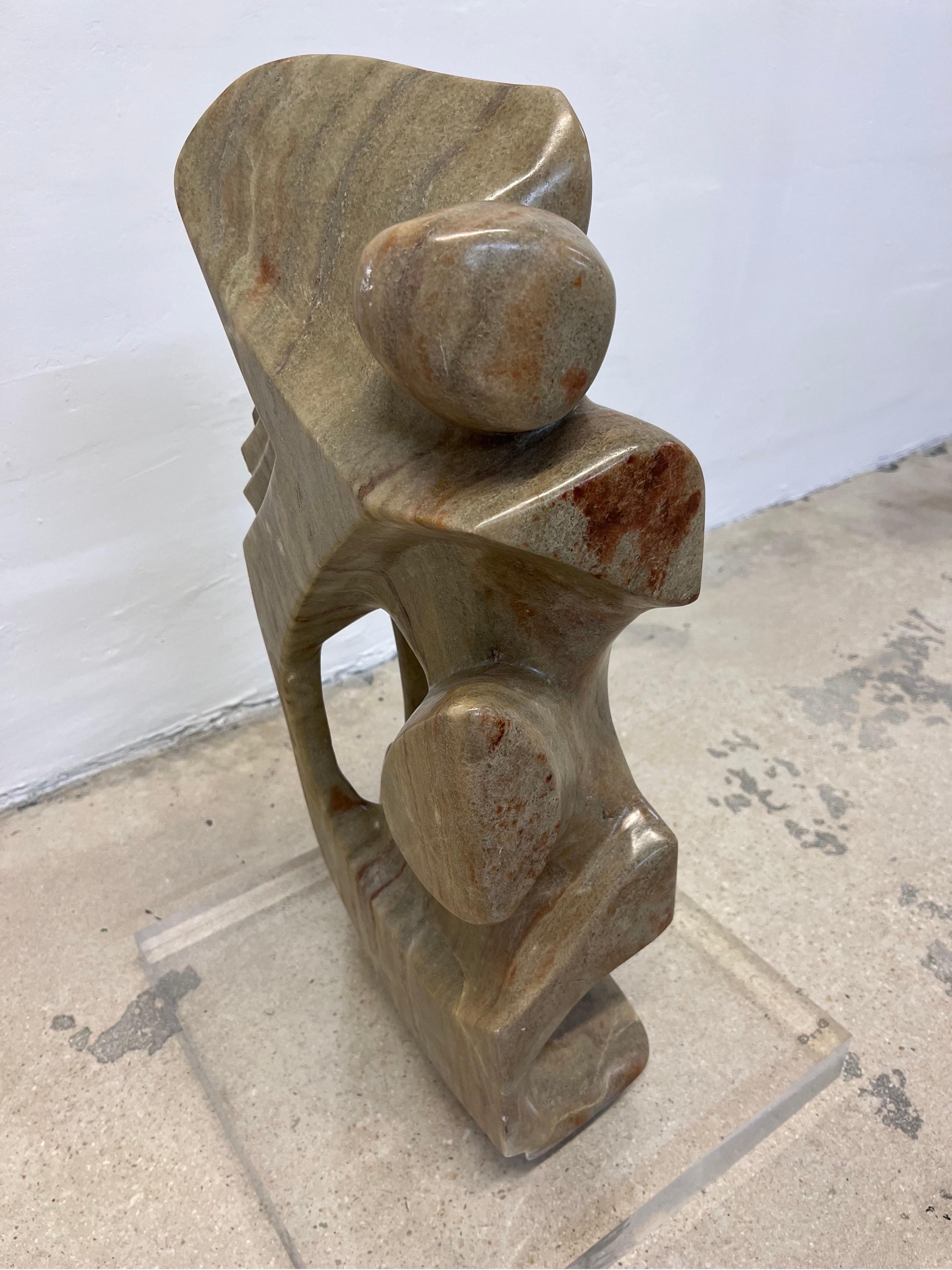Scultura moderna organica in marmo su base di lucite, anni '90 in vendita 2