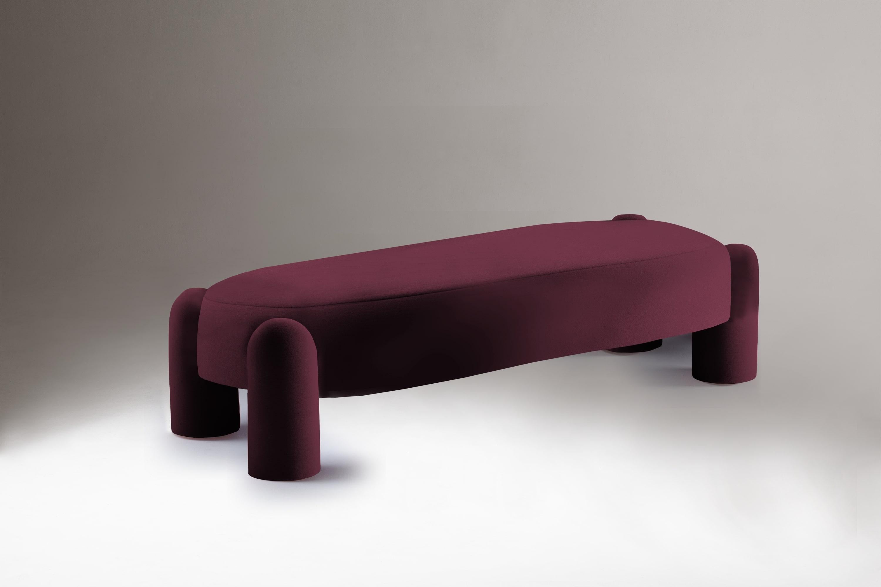 Quando la geometria pura incontra le curve morbide, nasce qualcosa di scultoreo e sensuale. Un raffinato dialogo tra gambe sovradimensionate e linee pulite ha luogo in questo pezzo rivestito in velluto di mohair. Marlon è tagliente ed elegante allo