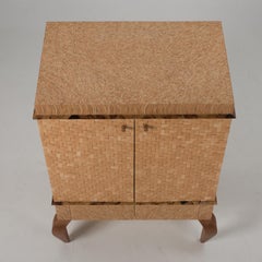 Armoire moderne organique méticuleusement martelée en forme de coquille de noix de coco