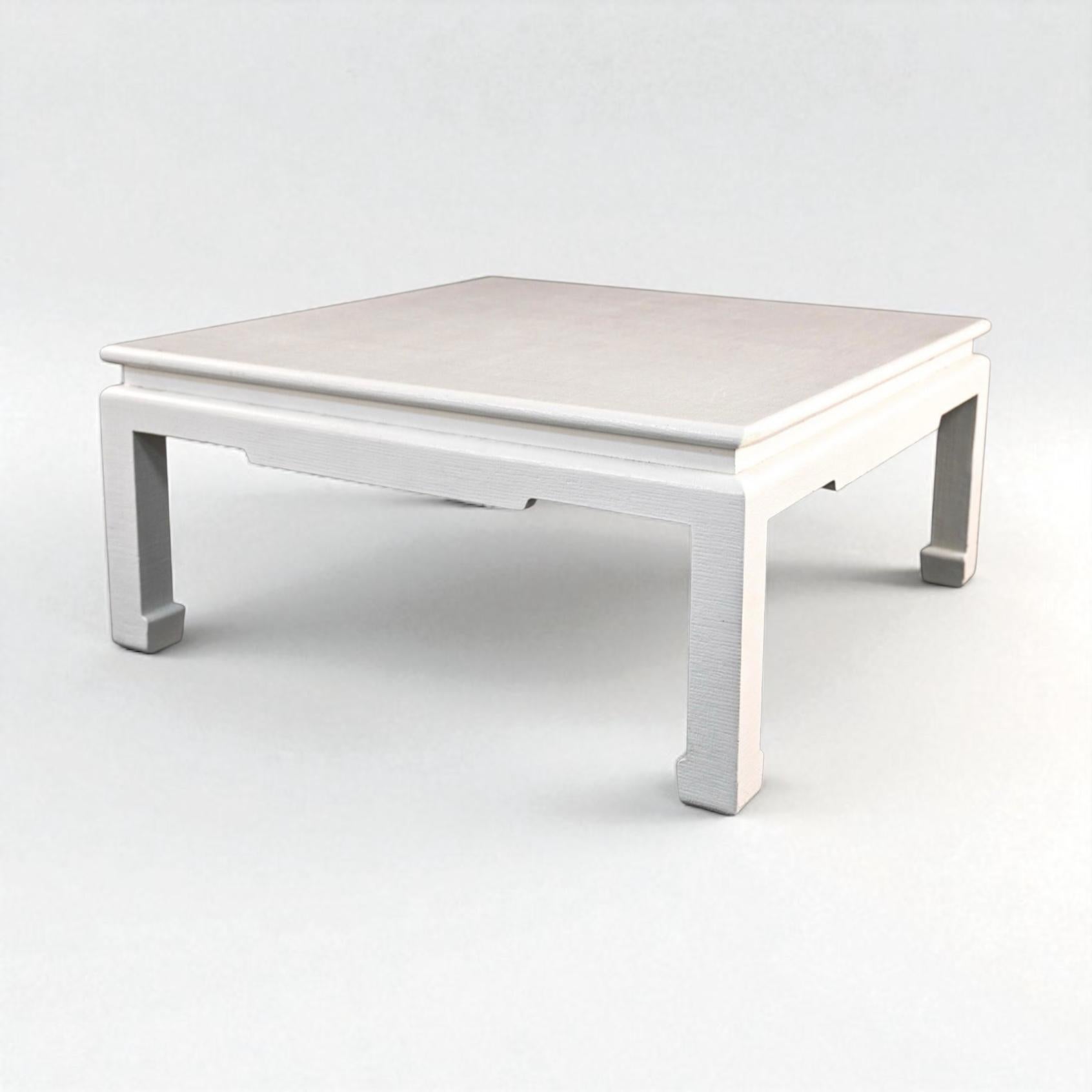 Il s'agit d'une table basse enveloppée de toile d'herbe laquée blanche de style Ming attribuée à Baker Furniture. Il date de la fin du XXe siècle et est en très bon état. 