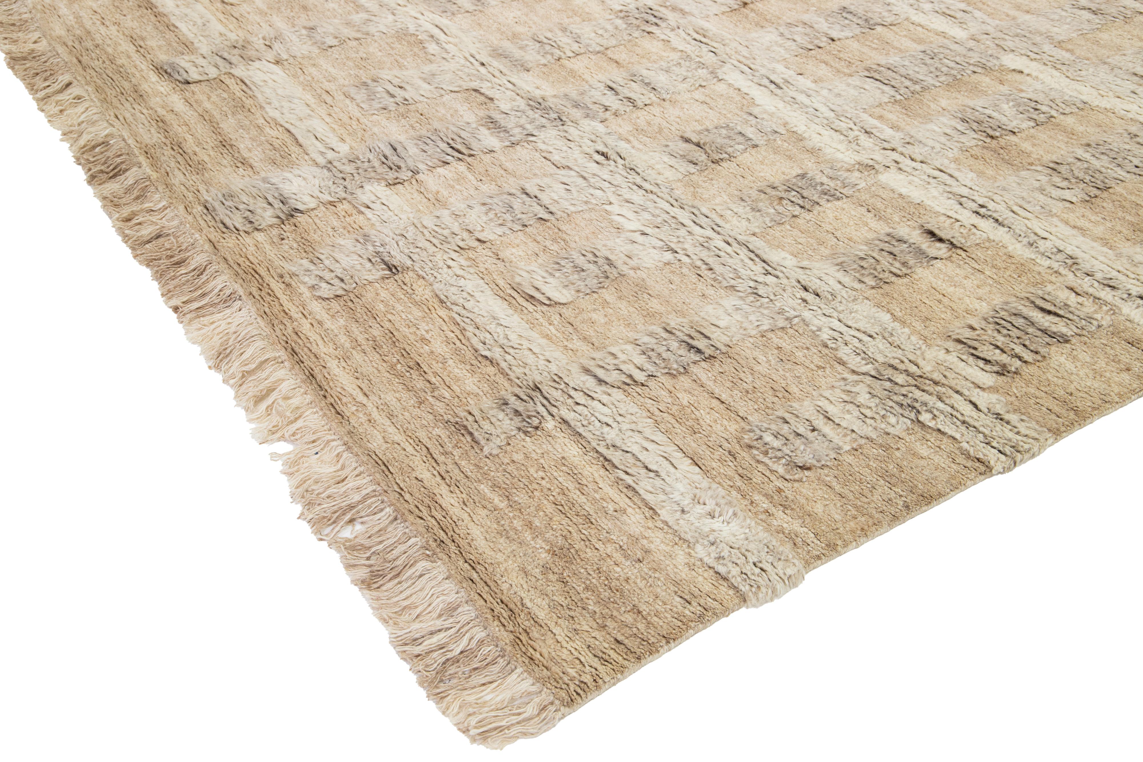 Moderner marokkanischer Teppich aus hellbrauner Wolle mit geometrischem Muster im Zustand „Neu“ im Angebot in Norwalk, CT