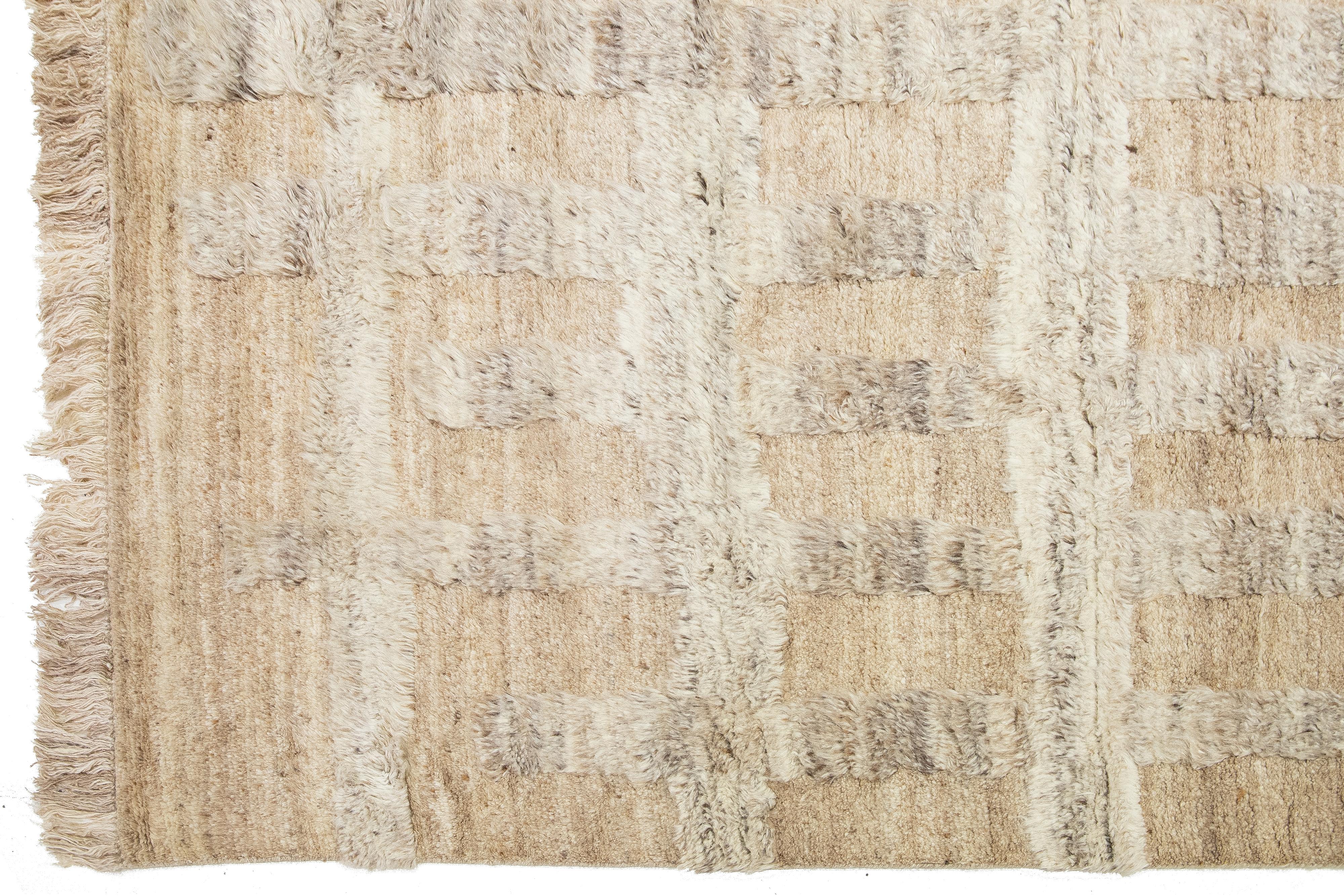 Moderner marokkanischer Teppich aus hellbrauner Wolle mit geometrischem Muster im Angebot 1